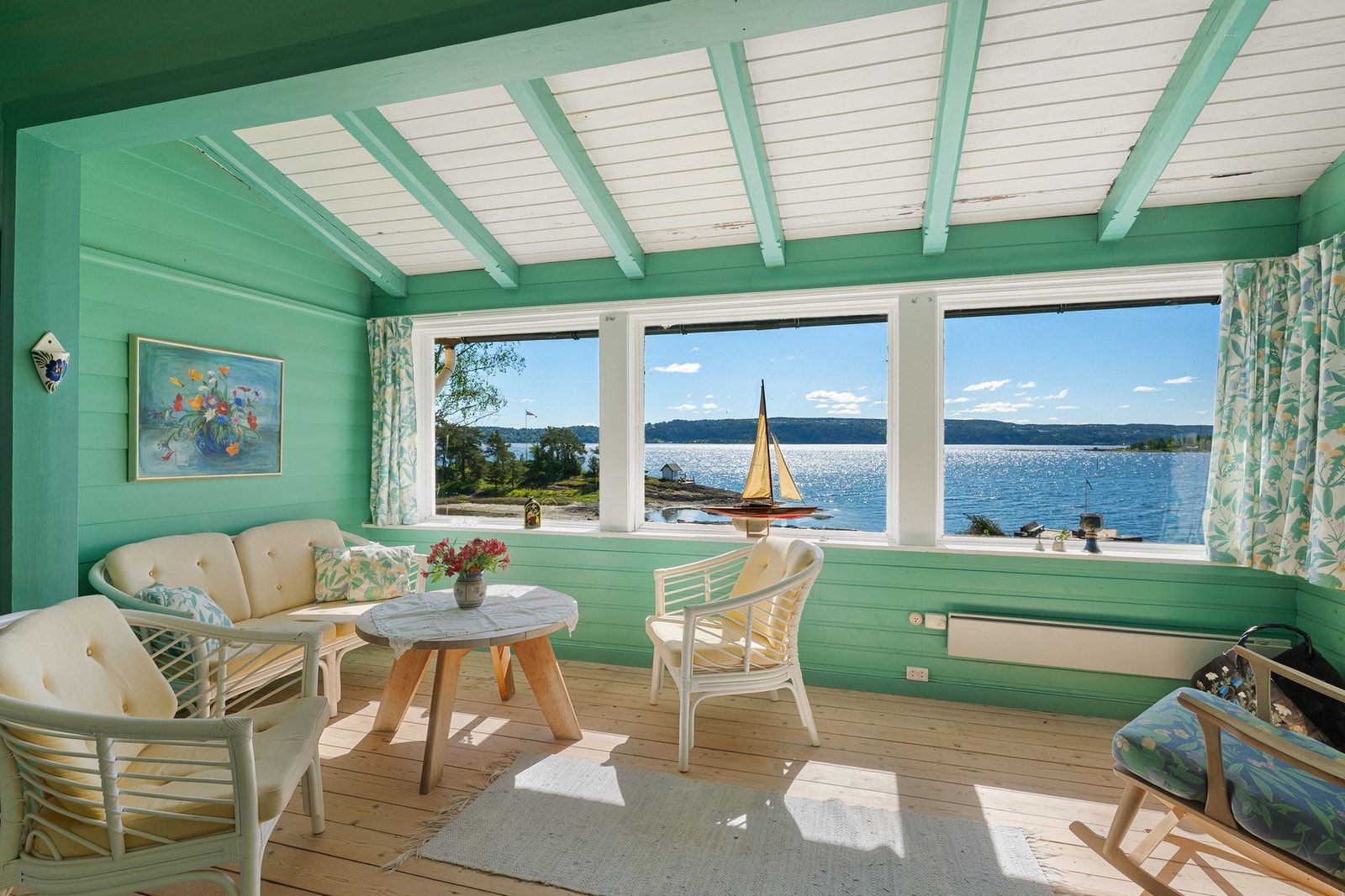 Loungeområdet i stuen hvor du kan følge innseilingen til Oslo. Galleribilde