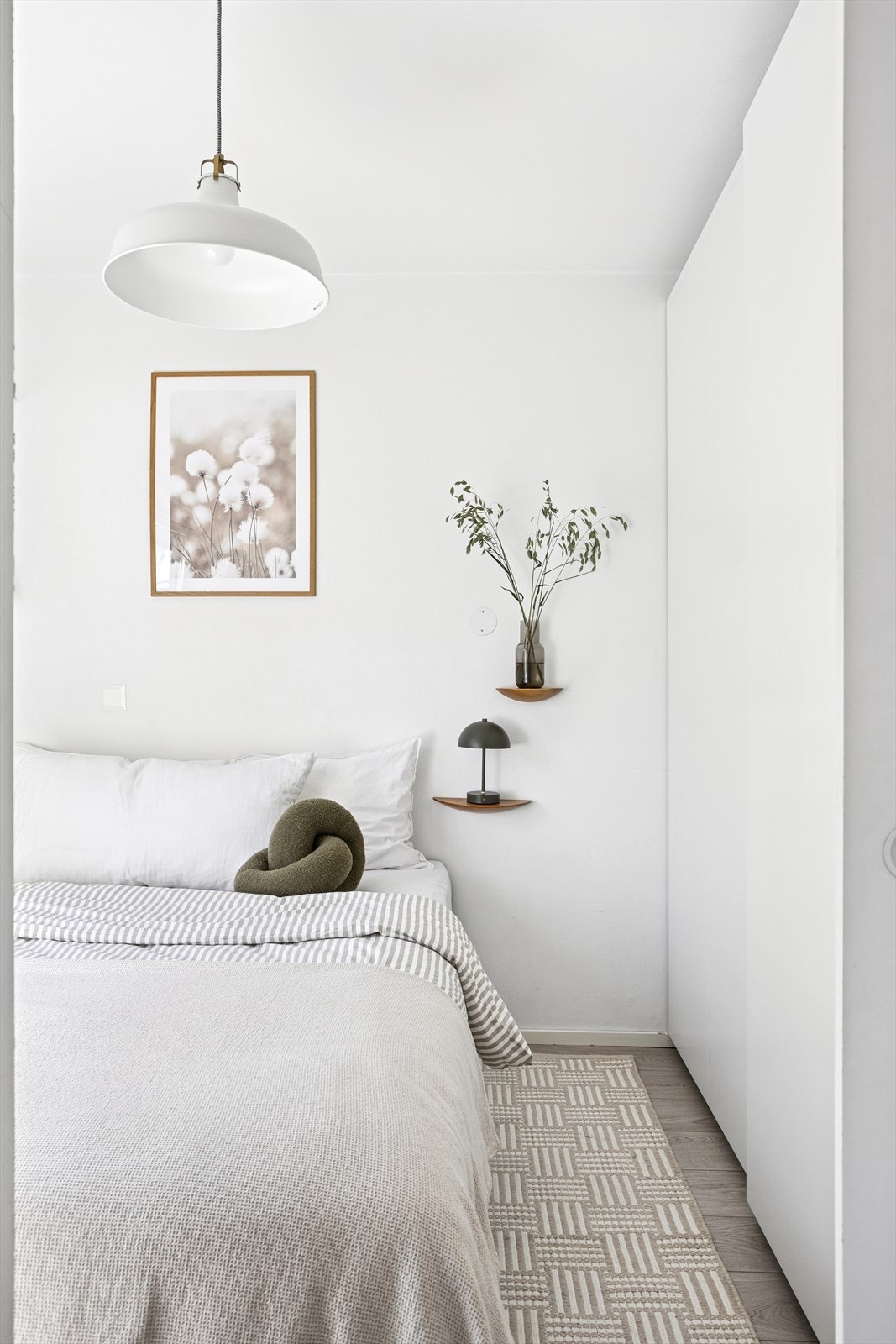 På soverommet finner vi et stort garderobeskap, som medfølger. Galleribilde