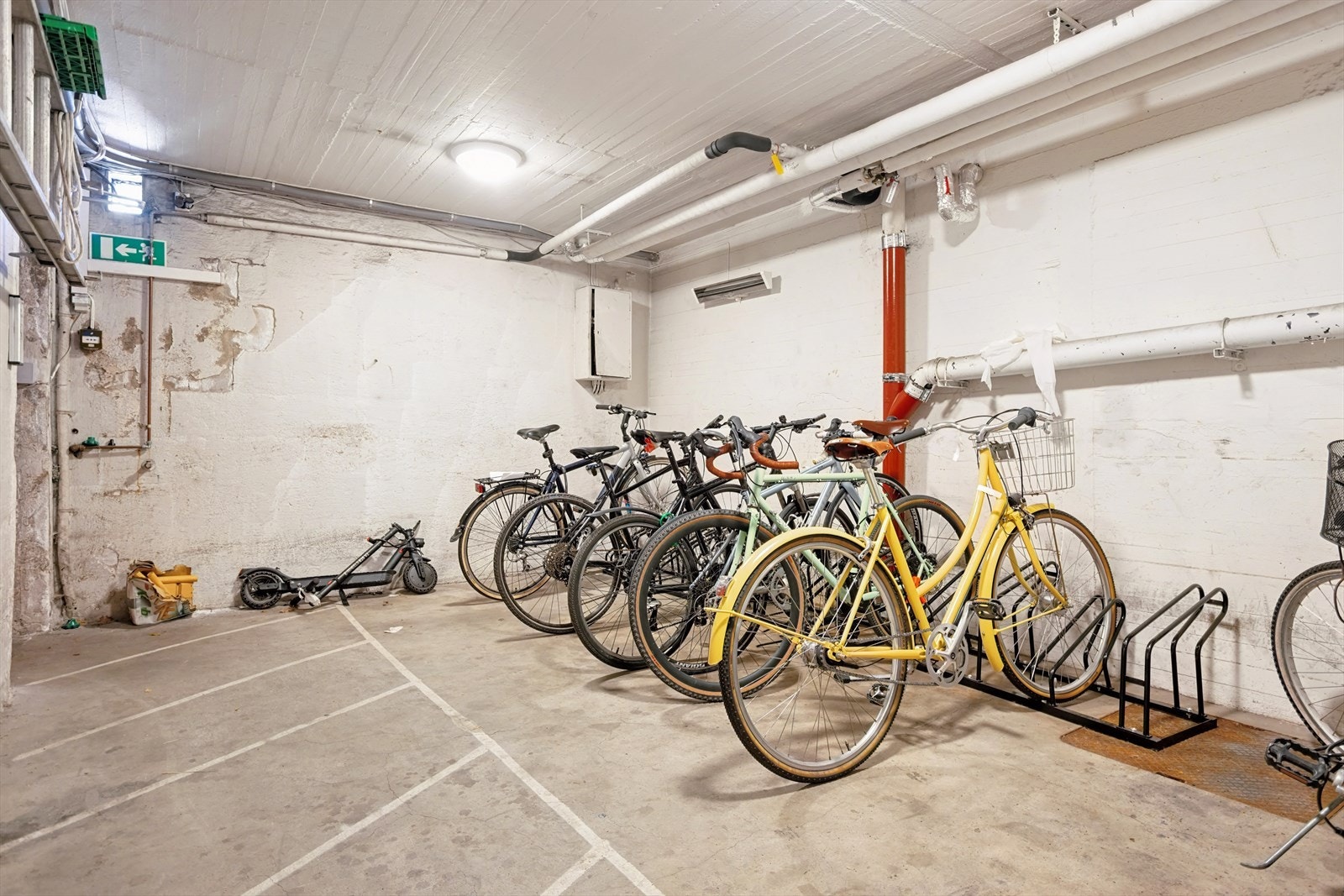 Praktisk sykkelbod i kjelleren. Galleribilde