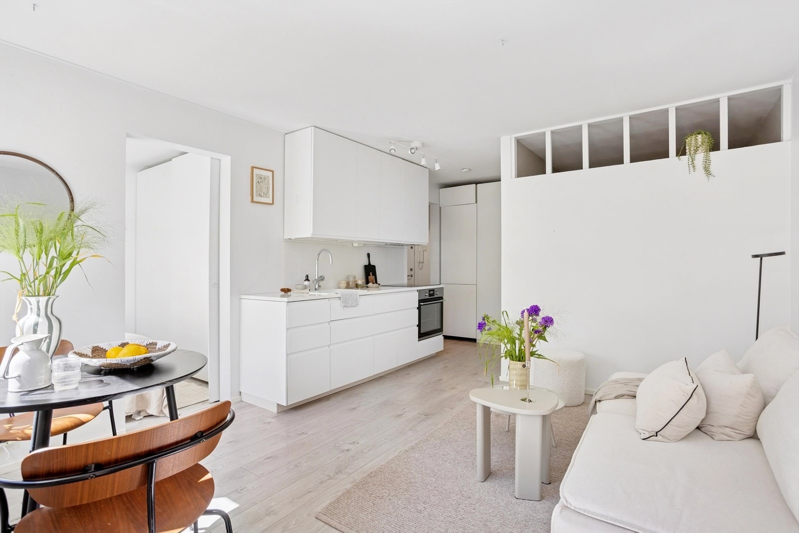 Leiligheten har laminatgulv i alle oppholdsrom, noe som gir et helhetlig inntrykk. Galleribilde