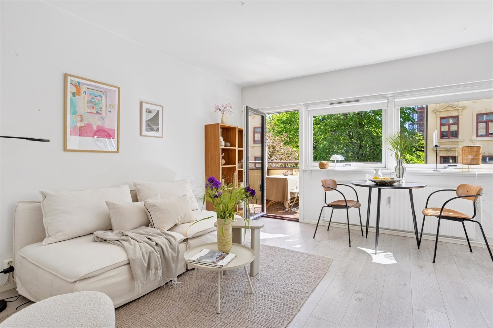 Varmt velkommen til en flott leilighet, sentralt på Kampen. Fra stuen er det utgang til boligens balkong. Galleribilde