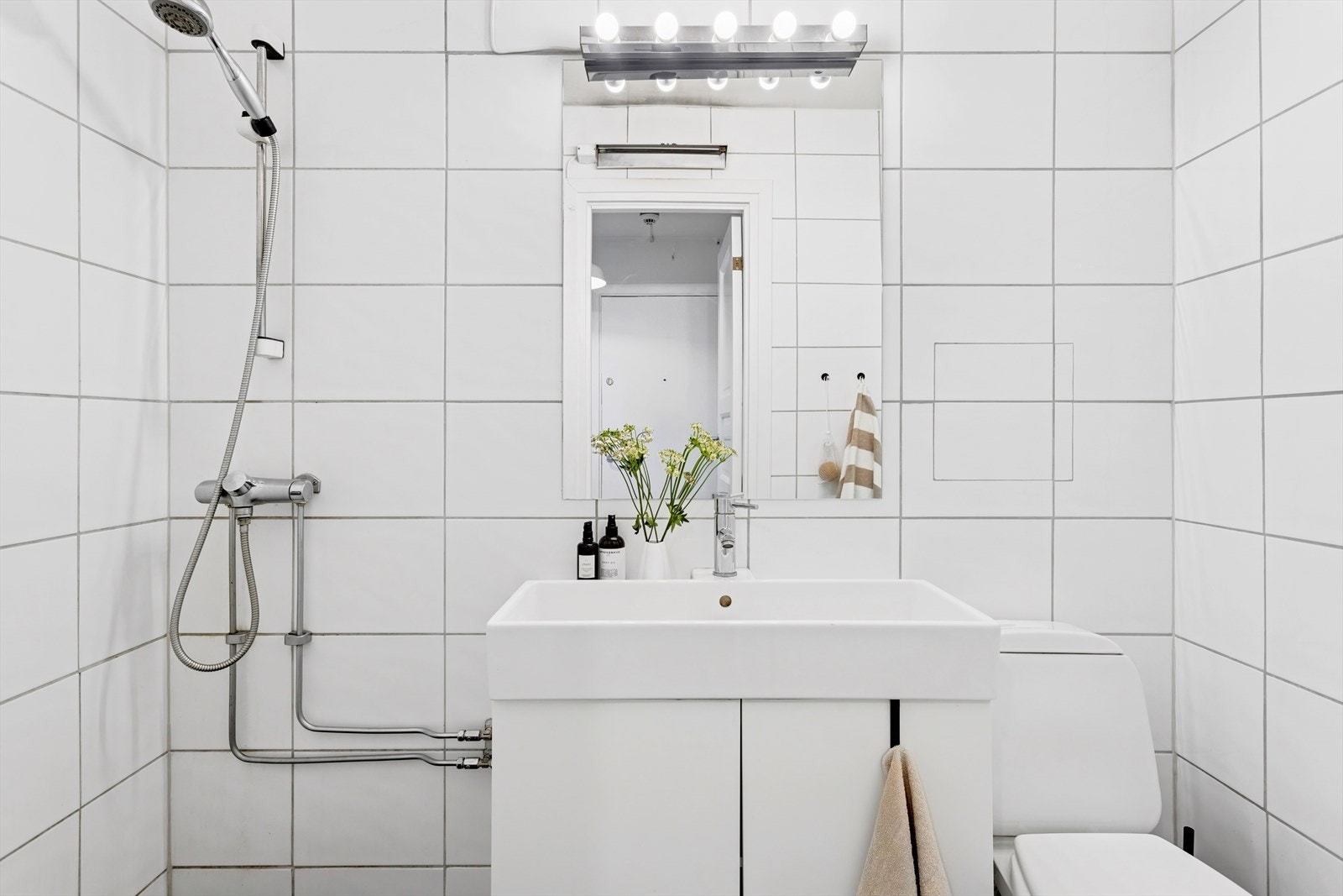 Badet ble pusset opp i 2009 og har fliser på både gulv og vegger, noe som gir et rent og klassisk uttrykk. Galleribilde