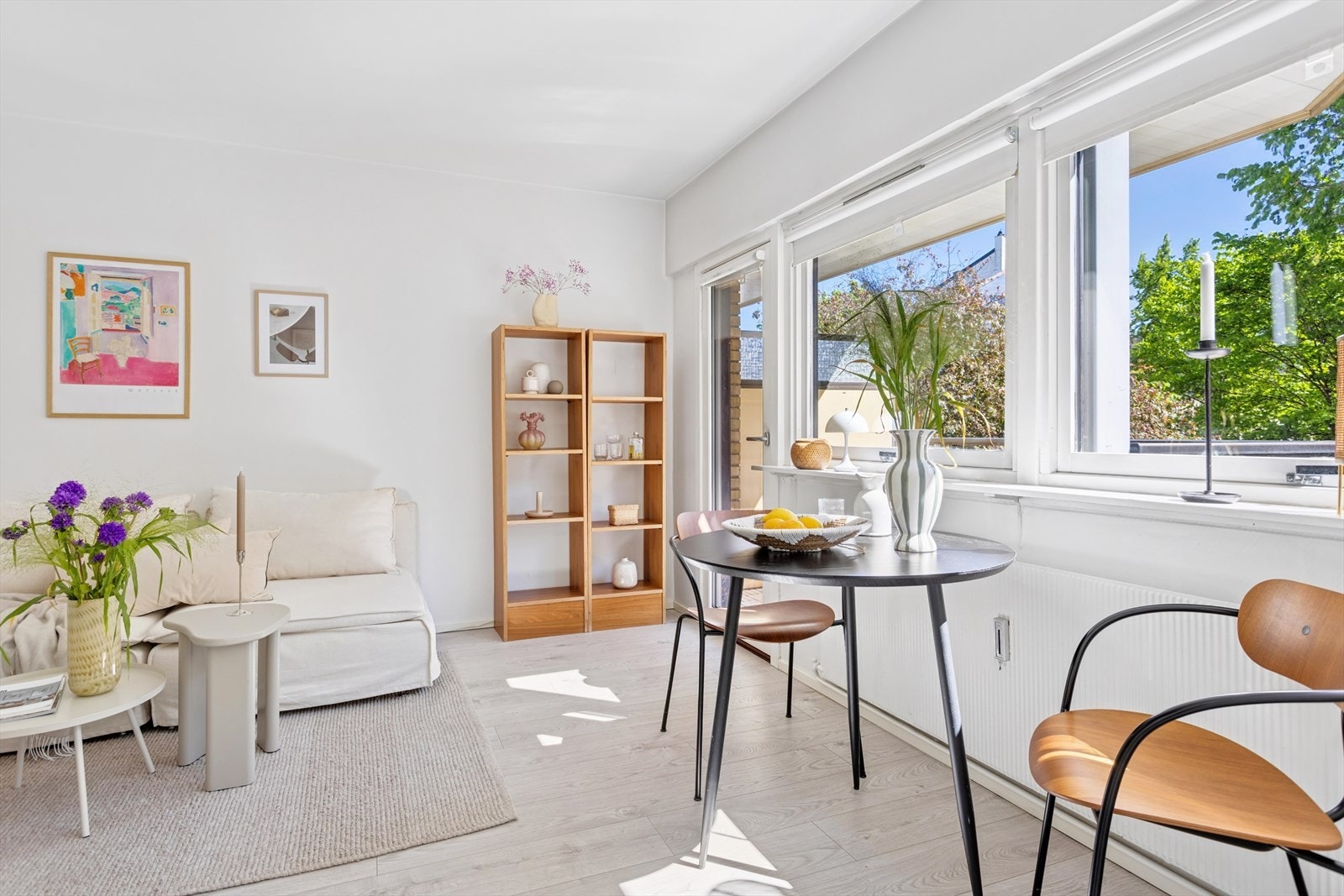 Store vindusflater slipper inn rikelig med naturlig lys. Galleribilde