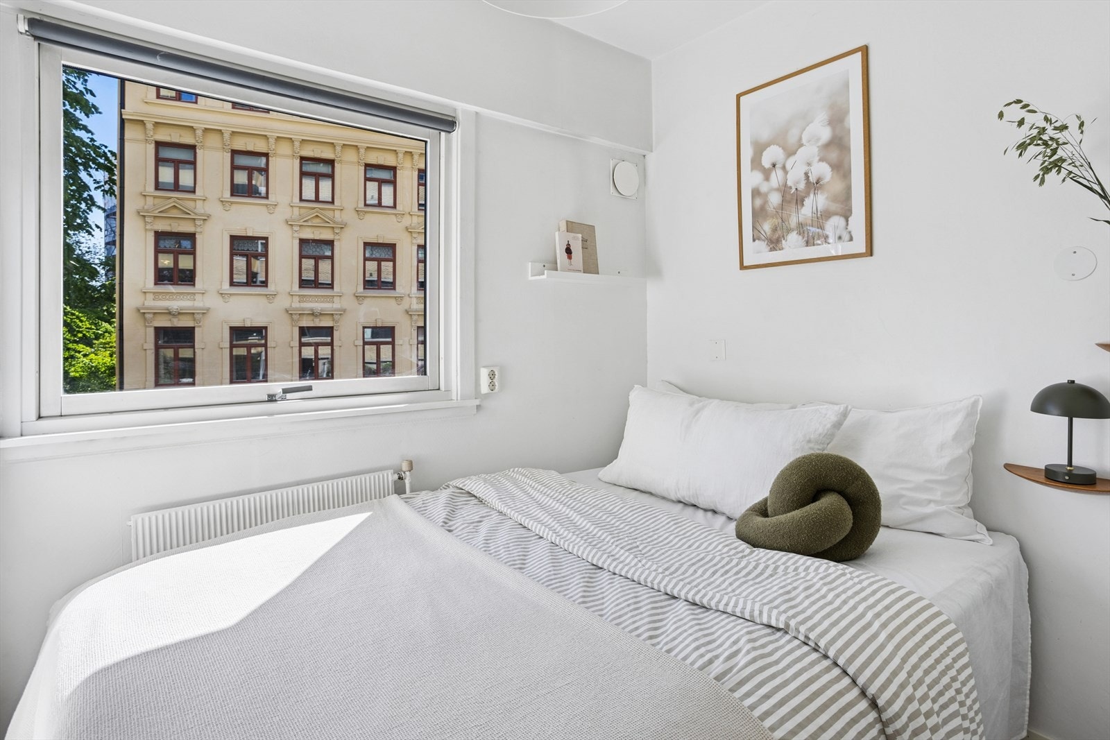 Flott soverom med plass til dobbeltseng. Galleribilde