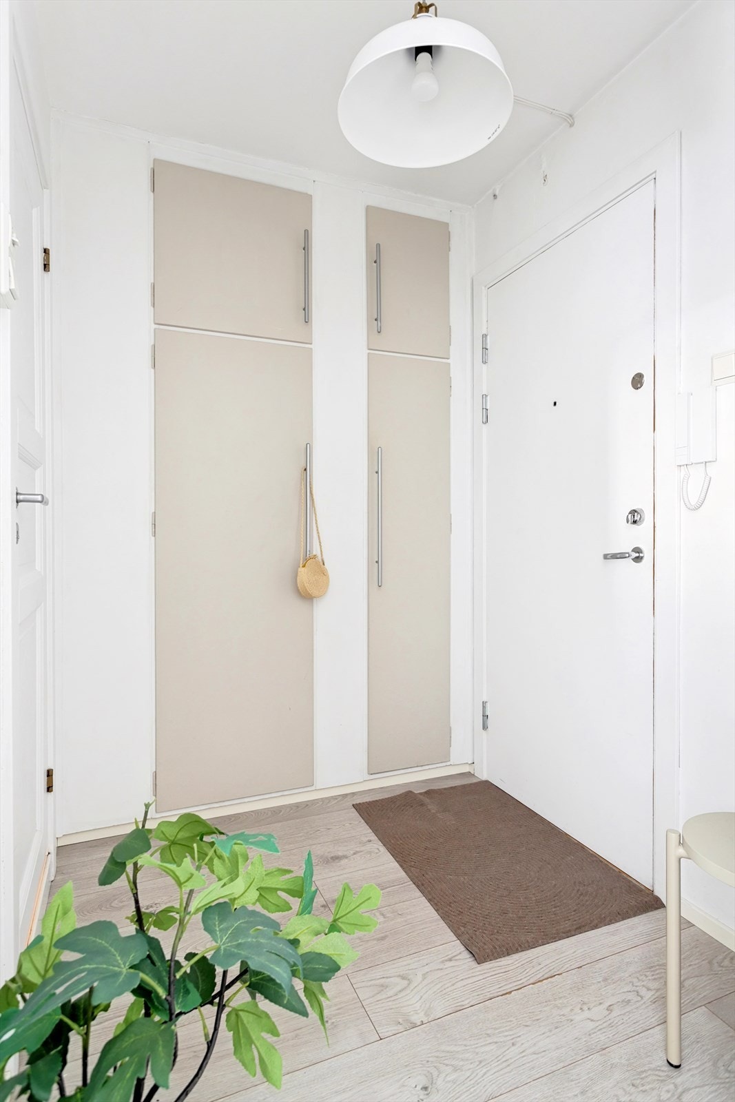 Leiligheten har enkel adkomst via både heis og trapp til 2. etasje. Vel inne møtes man av et pent og funksjonelt inngangsparti med plass til oppheng av yttertøy og skotøy. Galleribilde