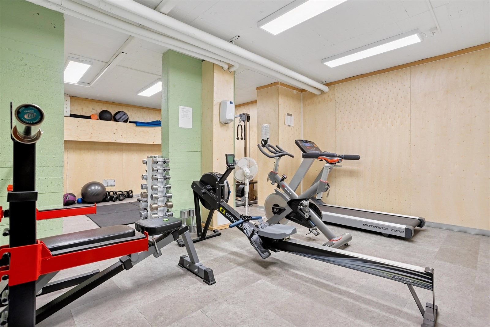 Aksjelaget har et eget treningsrom. I tillegg finnes det en gjesteleilighet som kan leies når man får besøk. Galleribilde