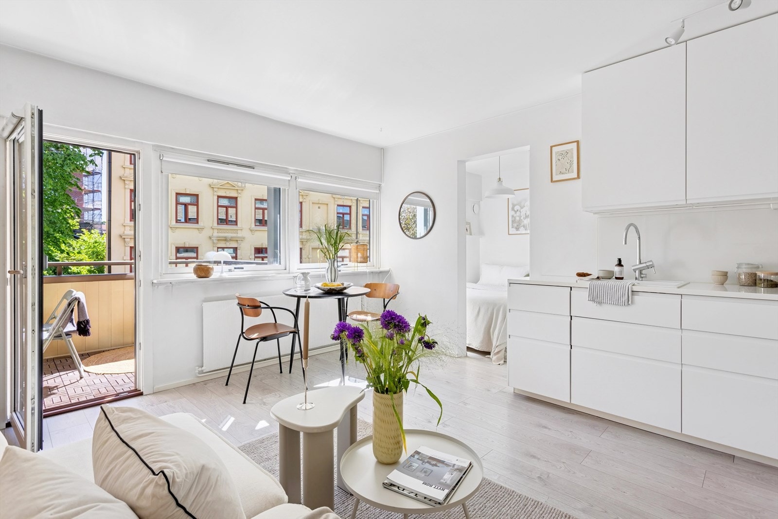 Boligen har en åpen kjøkken-stueløsning med god plass til både spisebord og sofagruppe. Galleribilde