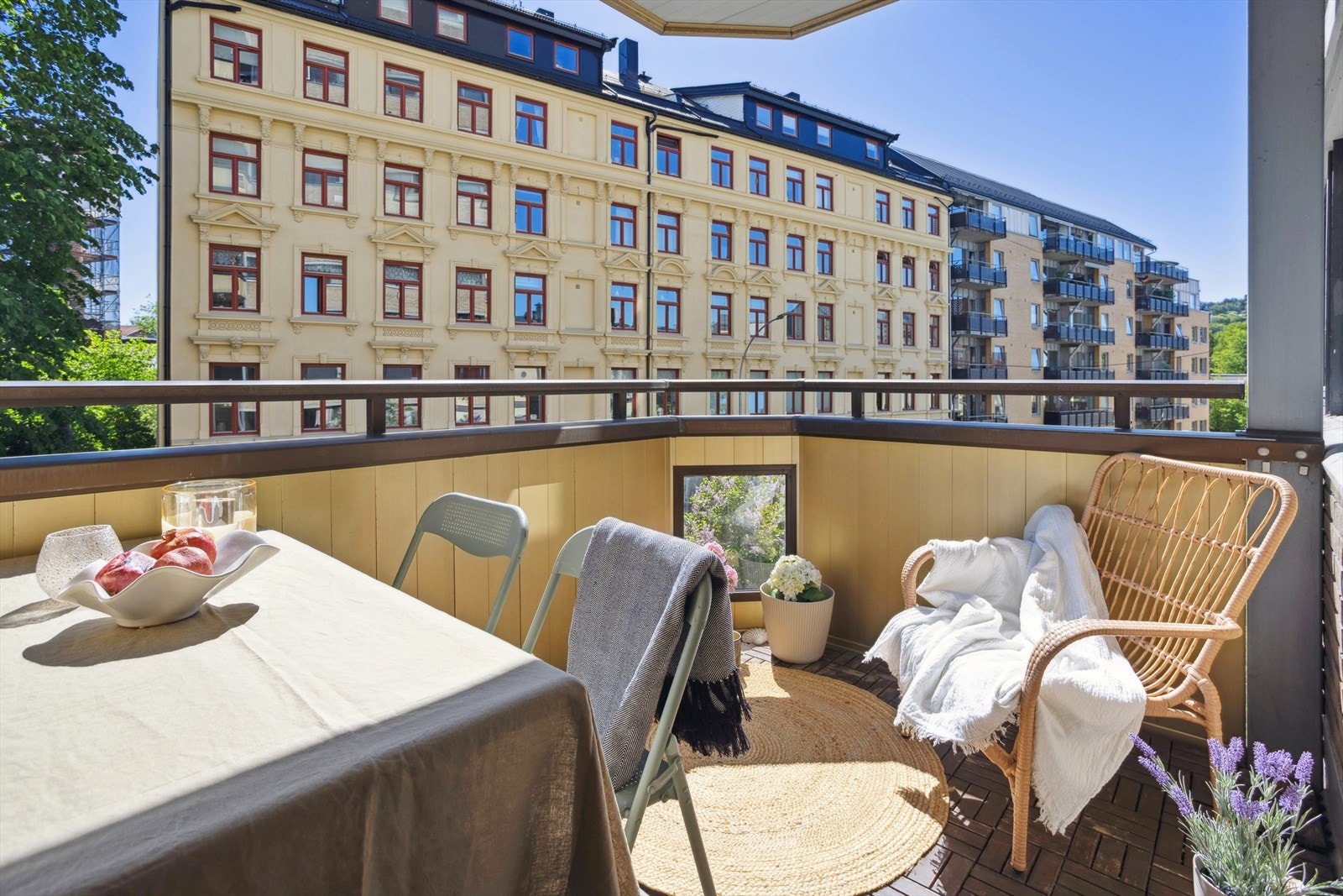 Balkongen måler ca 6kvm og vender mot øst. Galleribilde