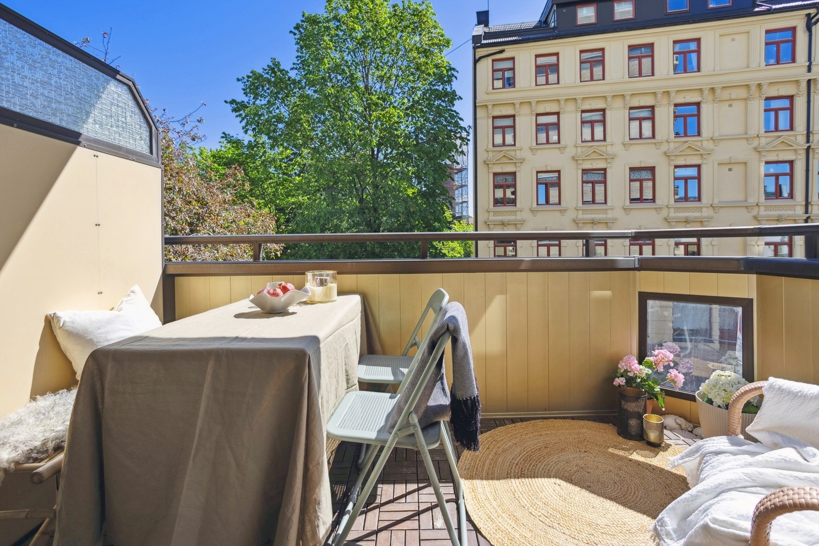 Balkongen er belagt med trefliser som gir et lunt og innbydende uttrykk. Galleribilde