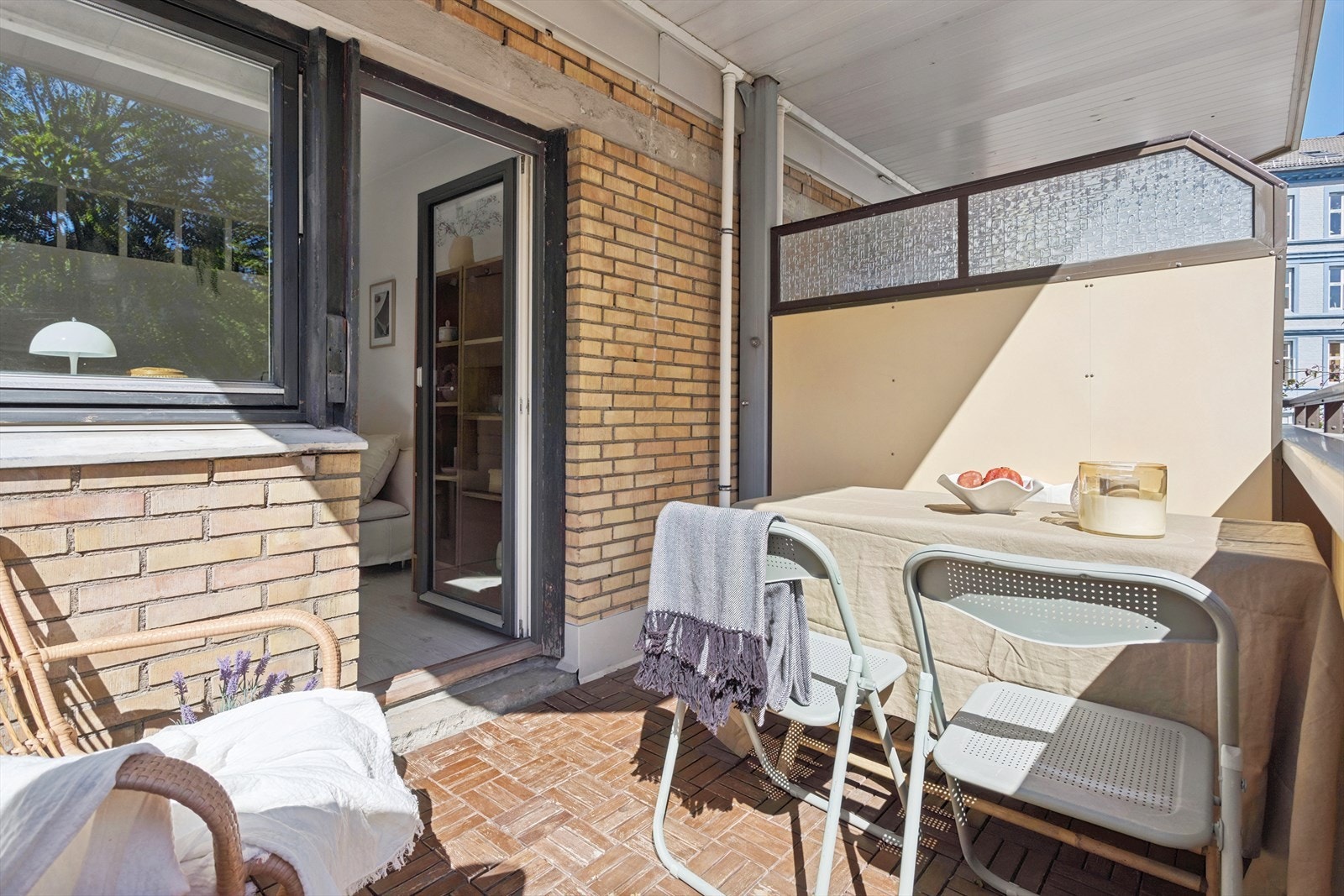 Her er det god plass til en sittegruppe og grill (gass eller elektrisk), noe som gjør dette til en utmerket forlengelse av oppholdsrommet i sommerhalvåret. Galleribilde