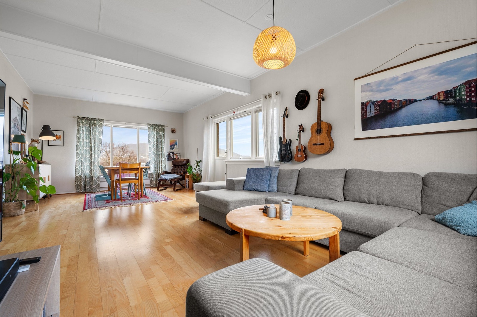 Romslig del av tomannsbolig med flott beliggenhet på Seljestad Galleribilde