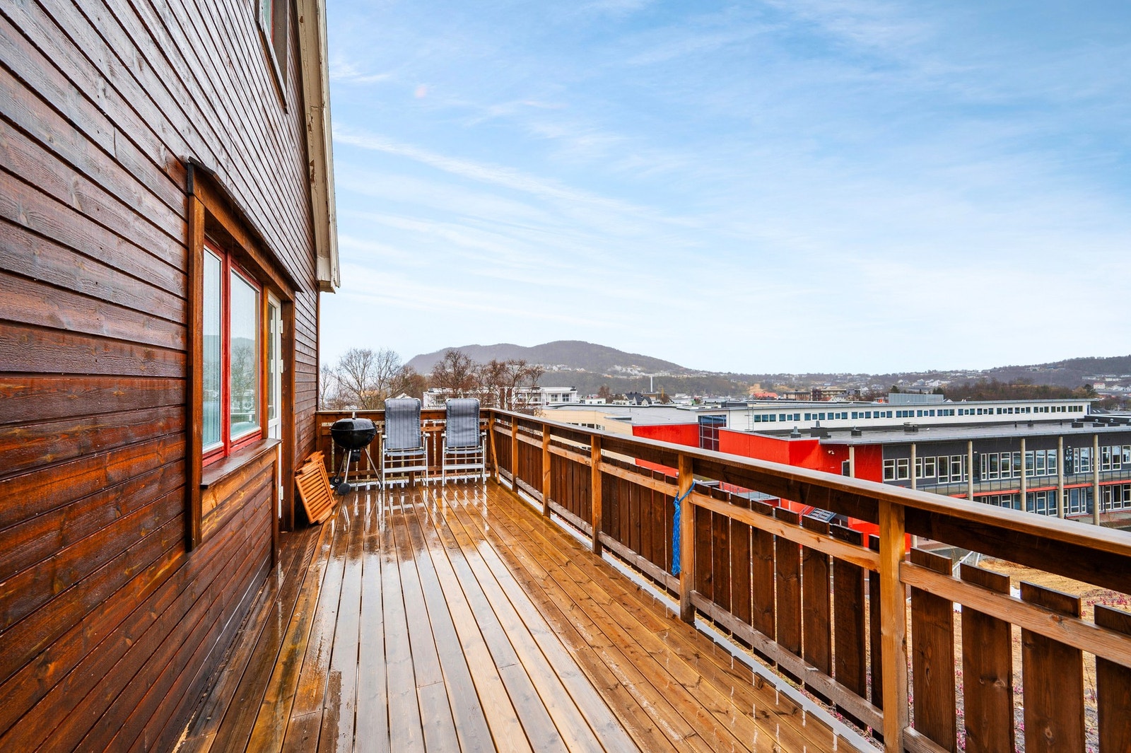 Sørvendt veranda med fine solforhold og plass til utemøblement og grill Galleribilde