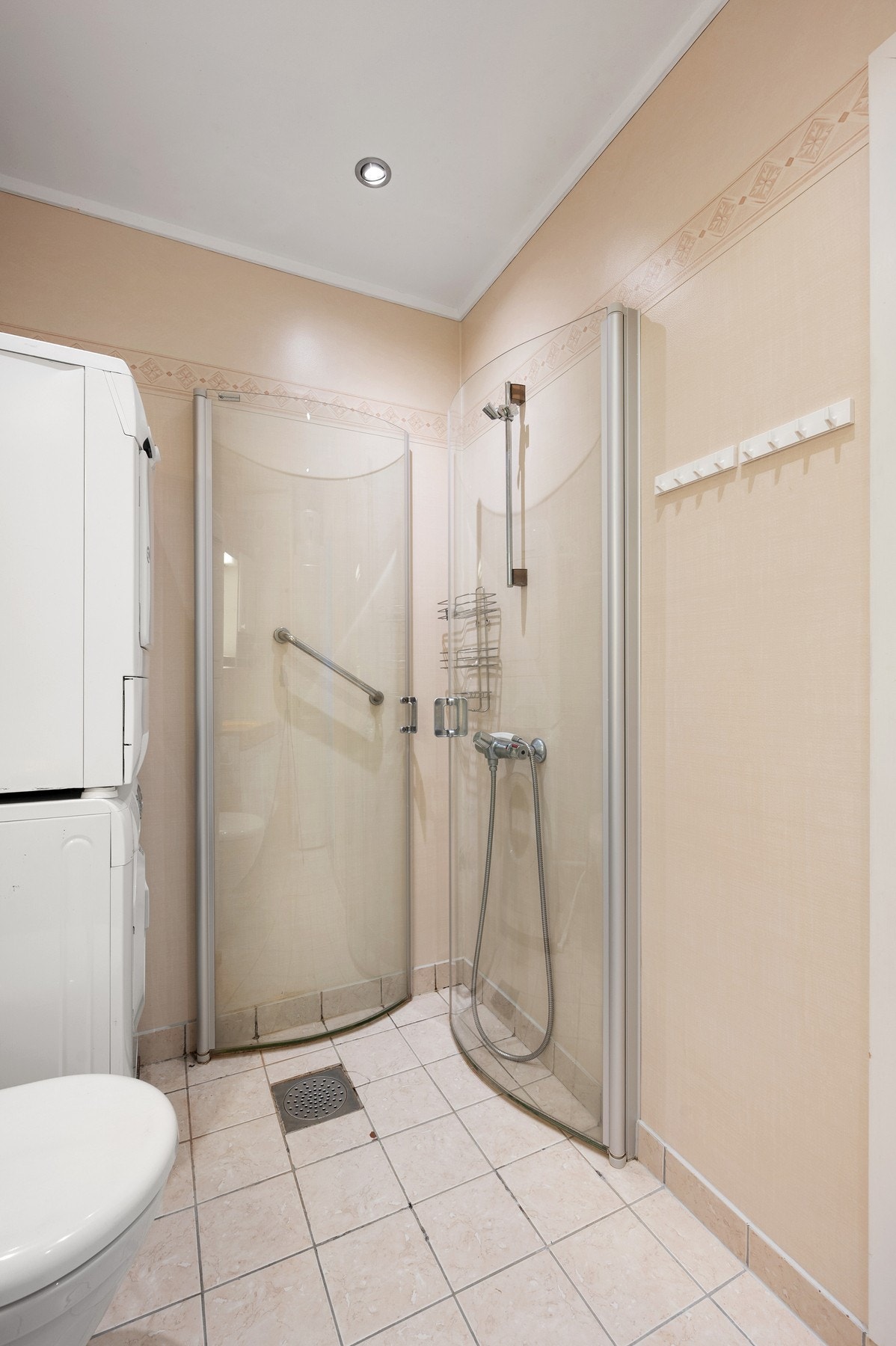 Rommet har røropplegg for vaskemaskin, servantinnredning, toalett og dusjhjørne med innfellbare glassvegger Galleribilde