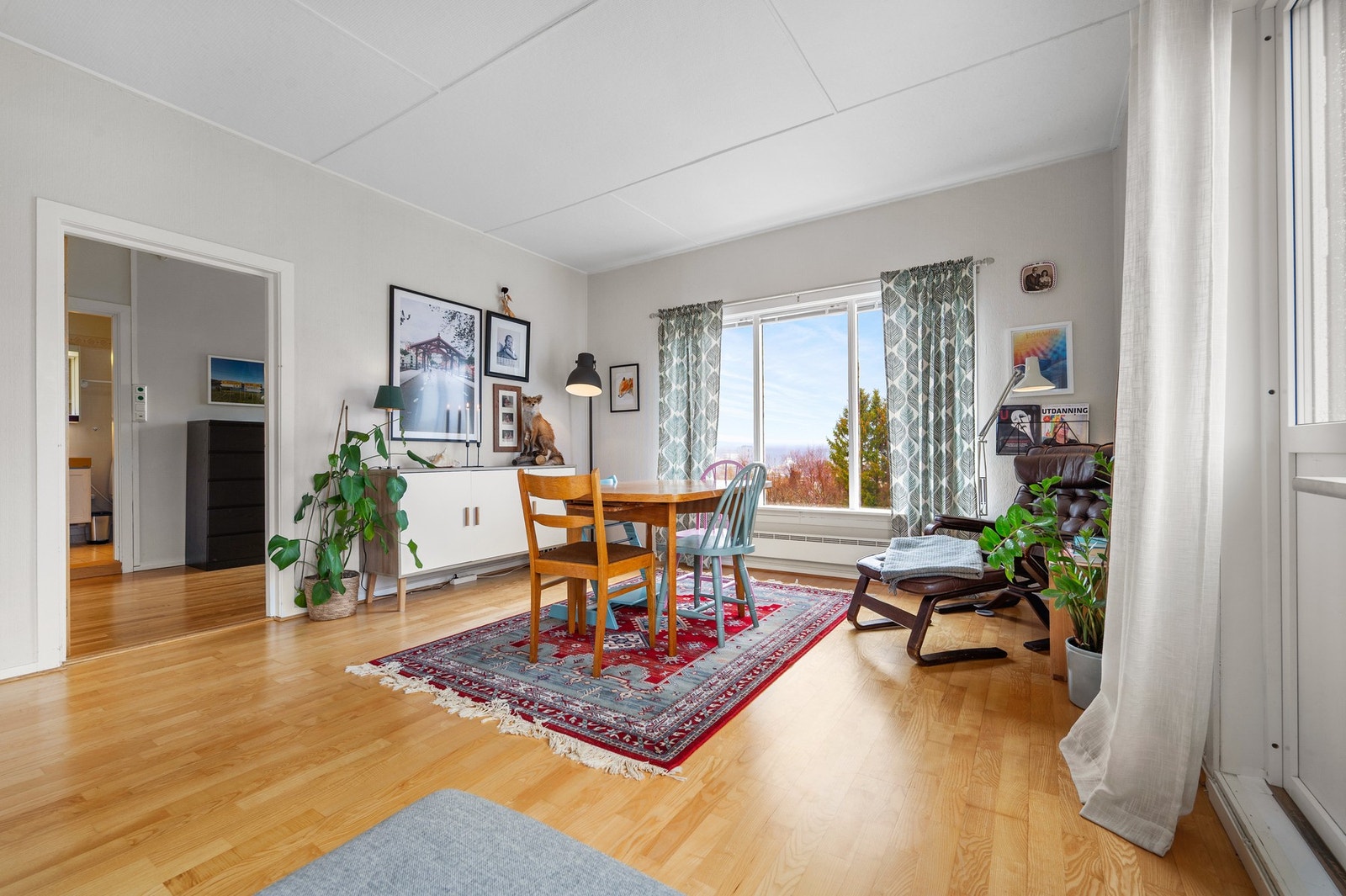 Spisestuen har fin plassering i tilknytning til de store stuevinduene som gir deg både utsikt og godt med naturlig lys inn Galleribilde