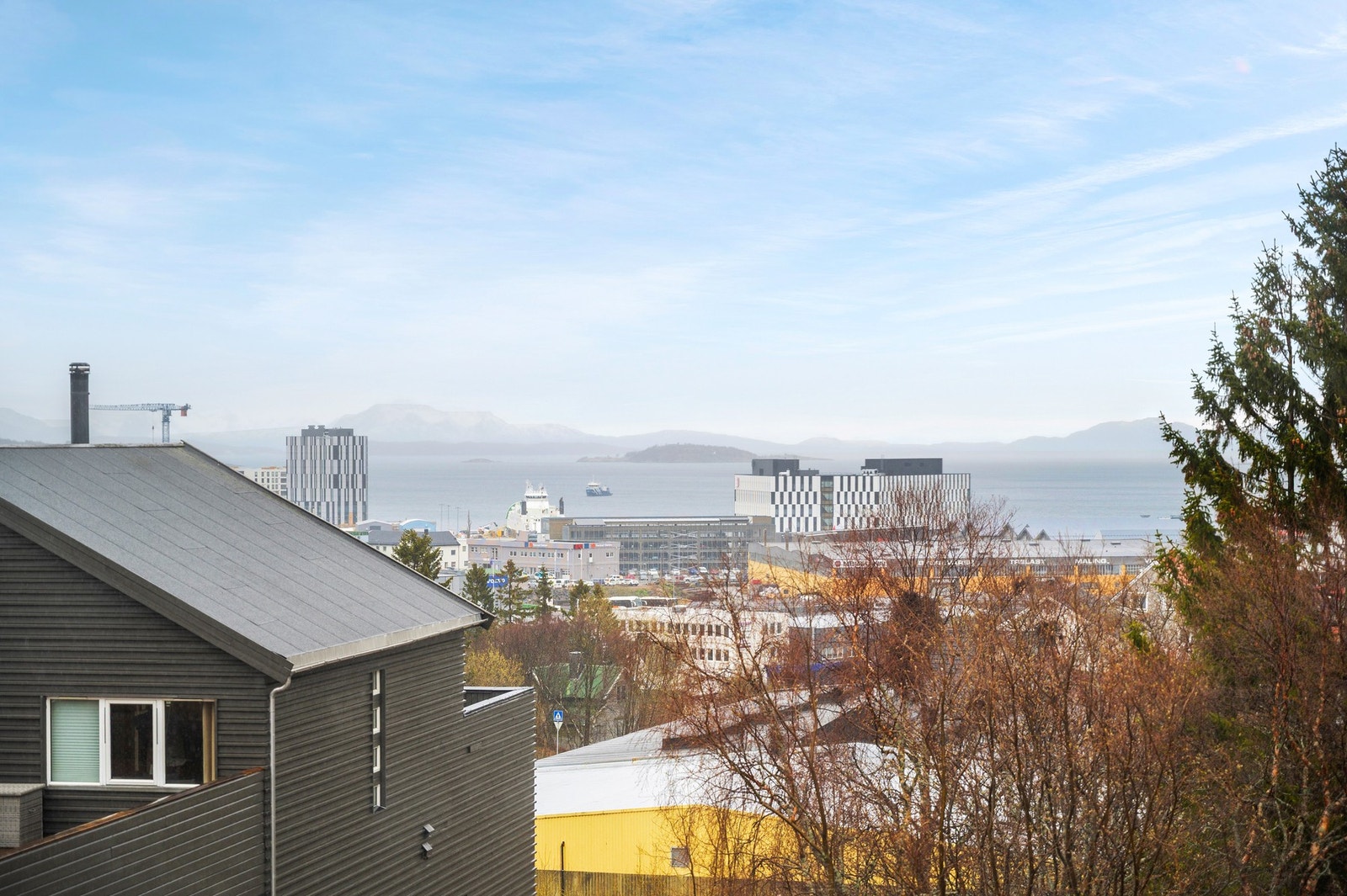 Eiendommen ligger høyt i terrenget og gir gode utsiktsforhold i flere retninger, her ned mot byområdet og Harstad Havn Galleribilde