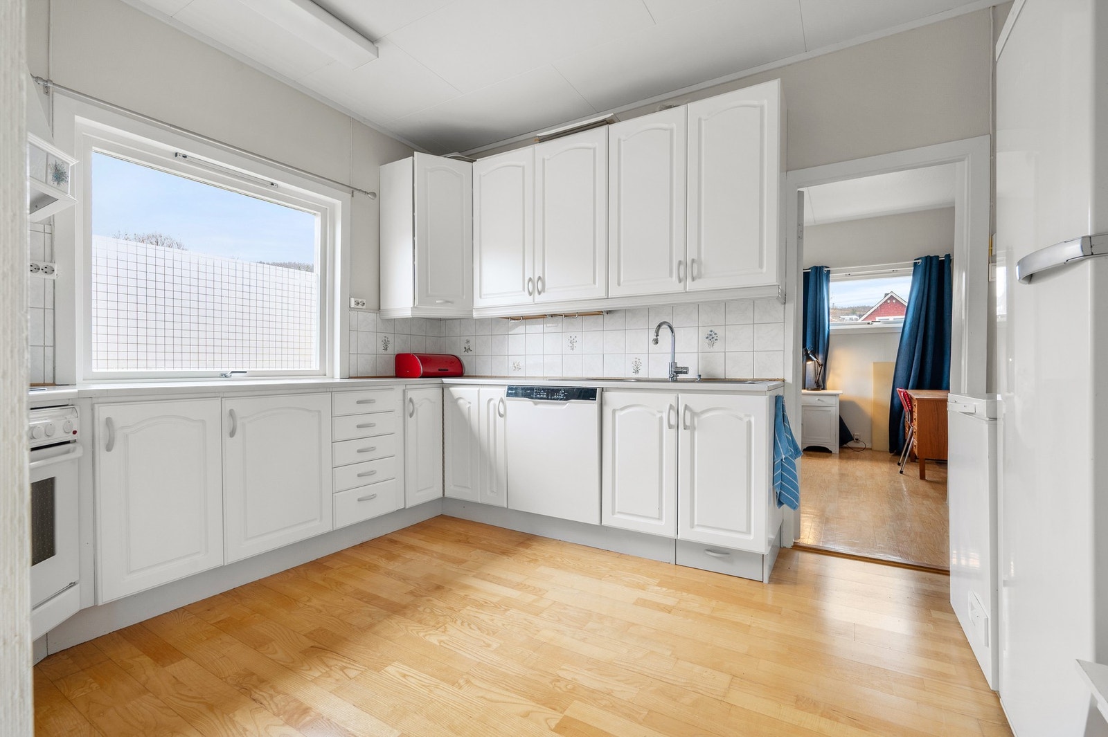 Romslig kjøkken med god oppbevarings- og benkeplass Galleribilde