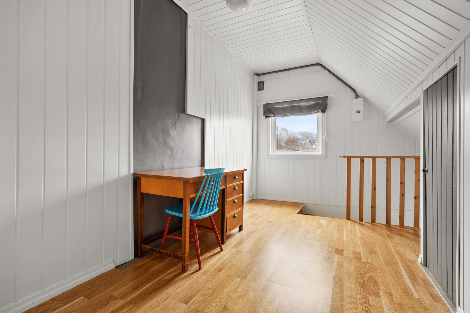 Gang med kontorplass og trapp Galleribilde