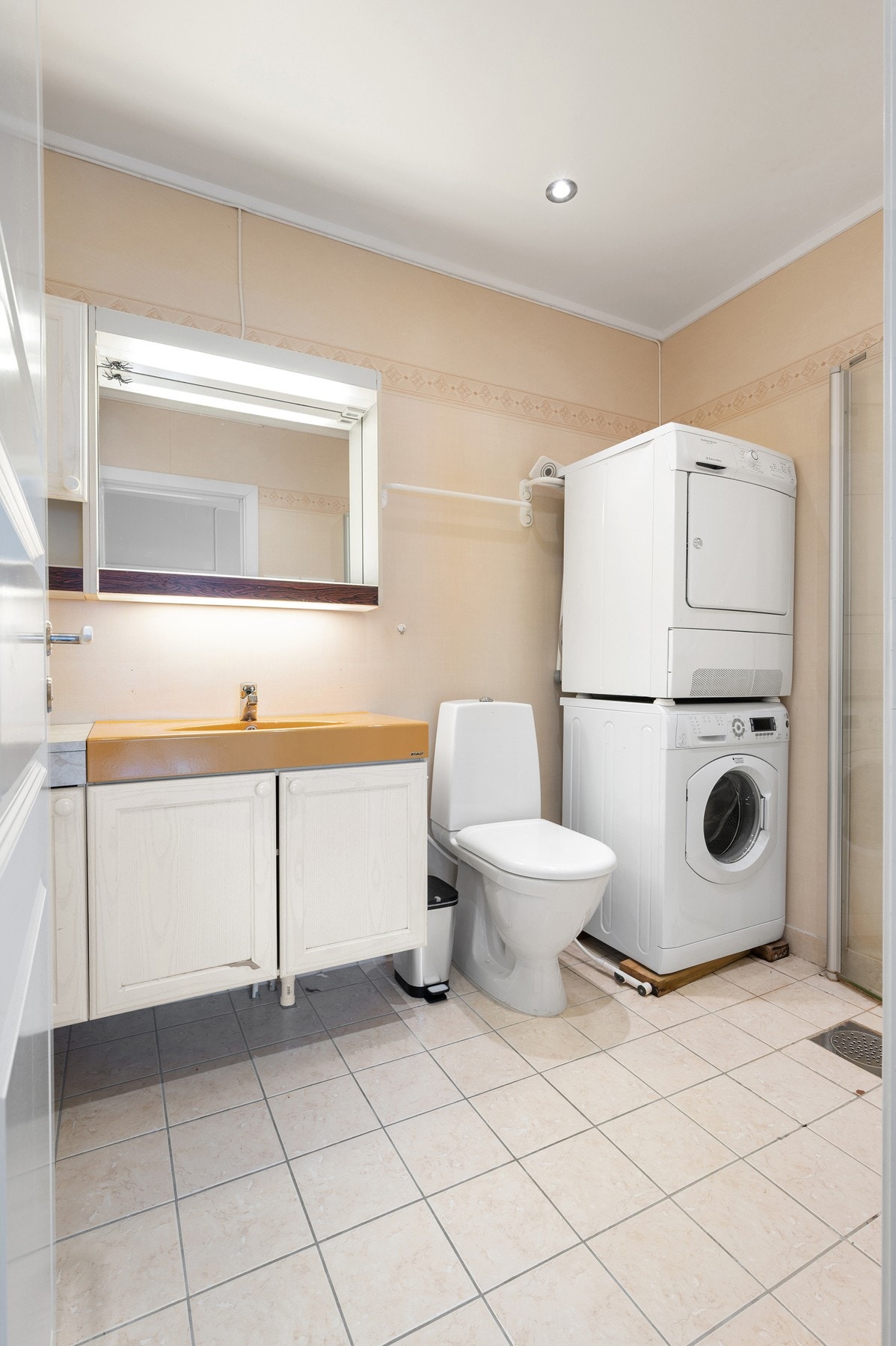 Kombinert bad/vaskerom med flislagt gulv og varmekabler Galleribilde