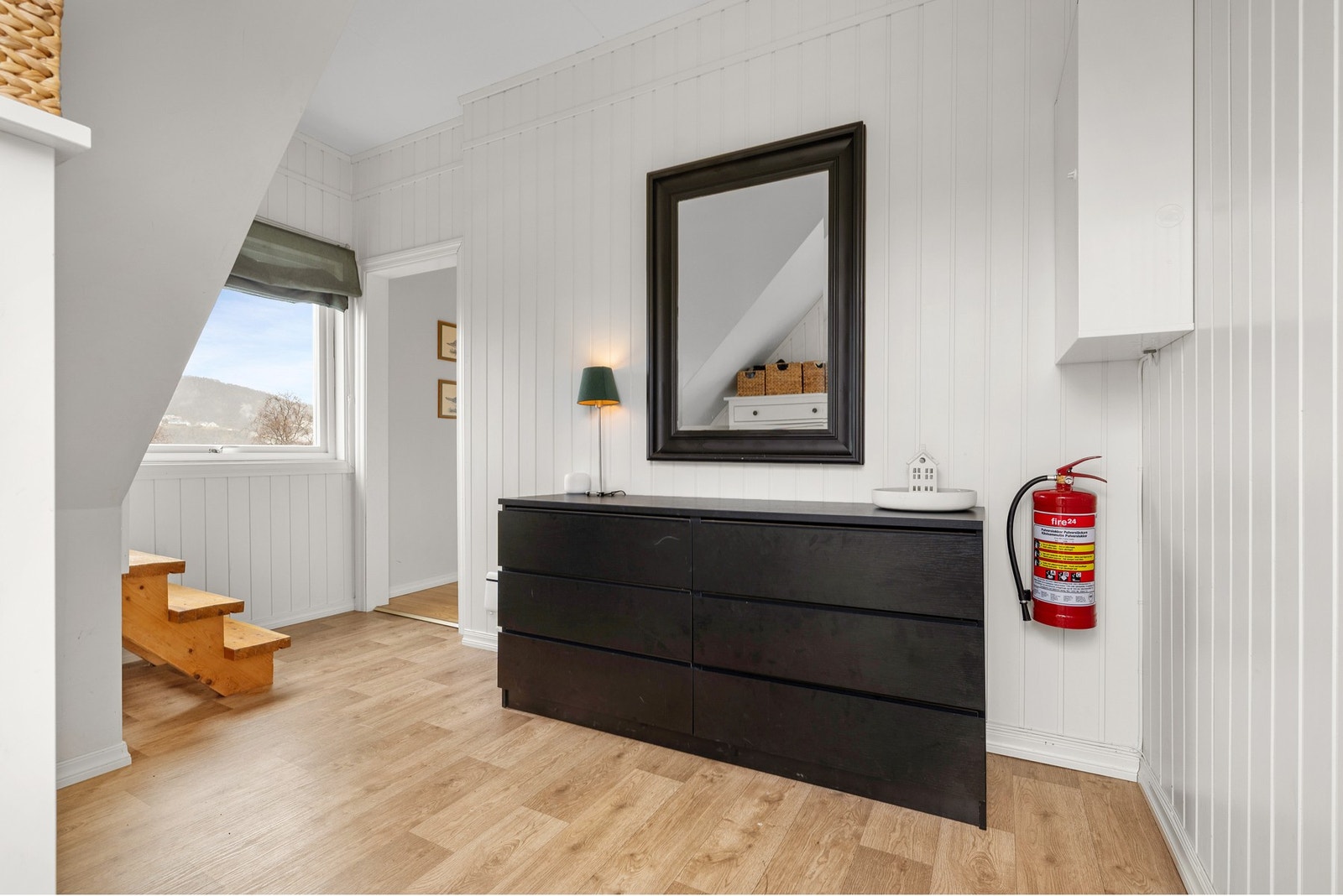 Romslig og åpen entré med plass til møblement for oppbevaring av yttertøy og diverse Galleribilde
