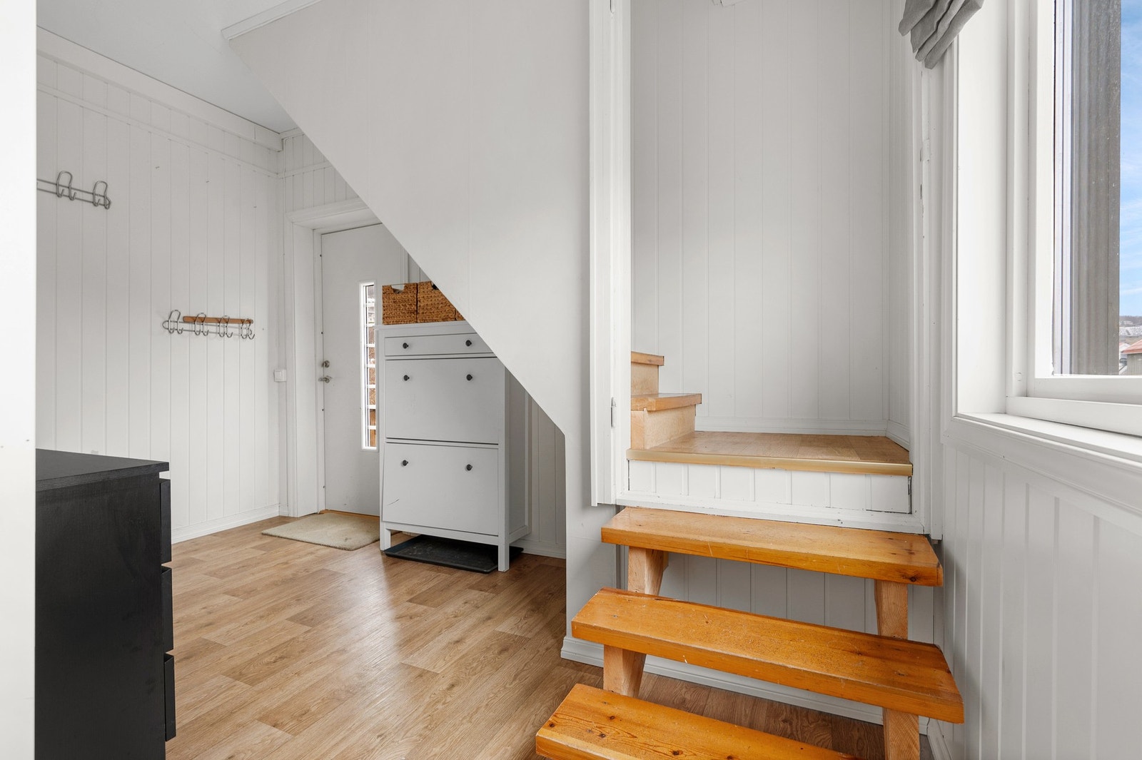 I entréen er det trapp opp til loftsetasje Galleribilde