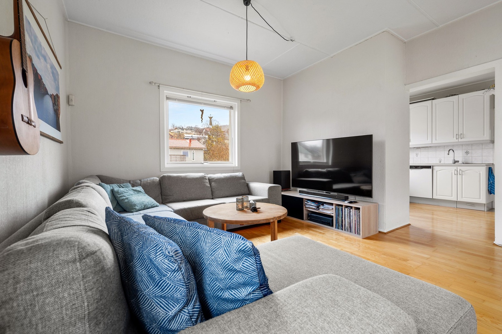 Det er god plass i stuen til stor sofagruppe og tilhørende møblement Galleribilde