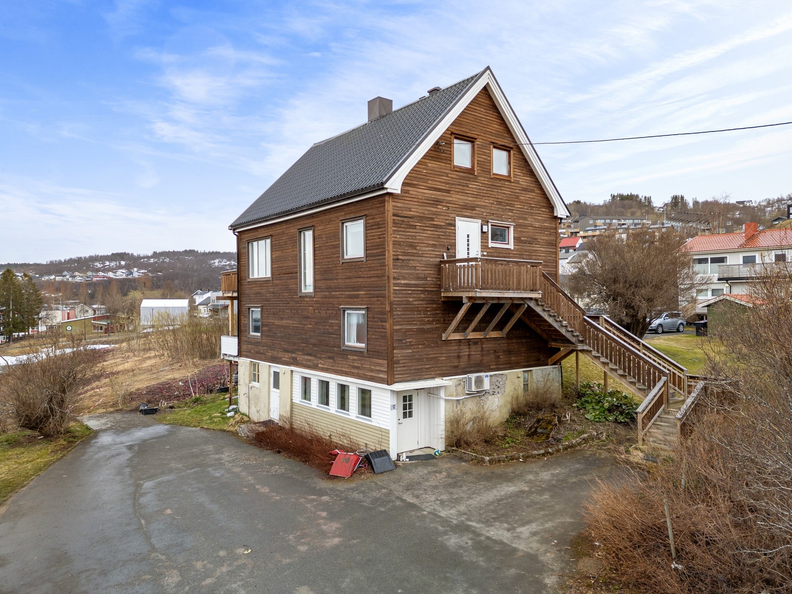 Kjelleretasjen er delt mellom begge seksjonene og inneholder bodarealer Galleribilde