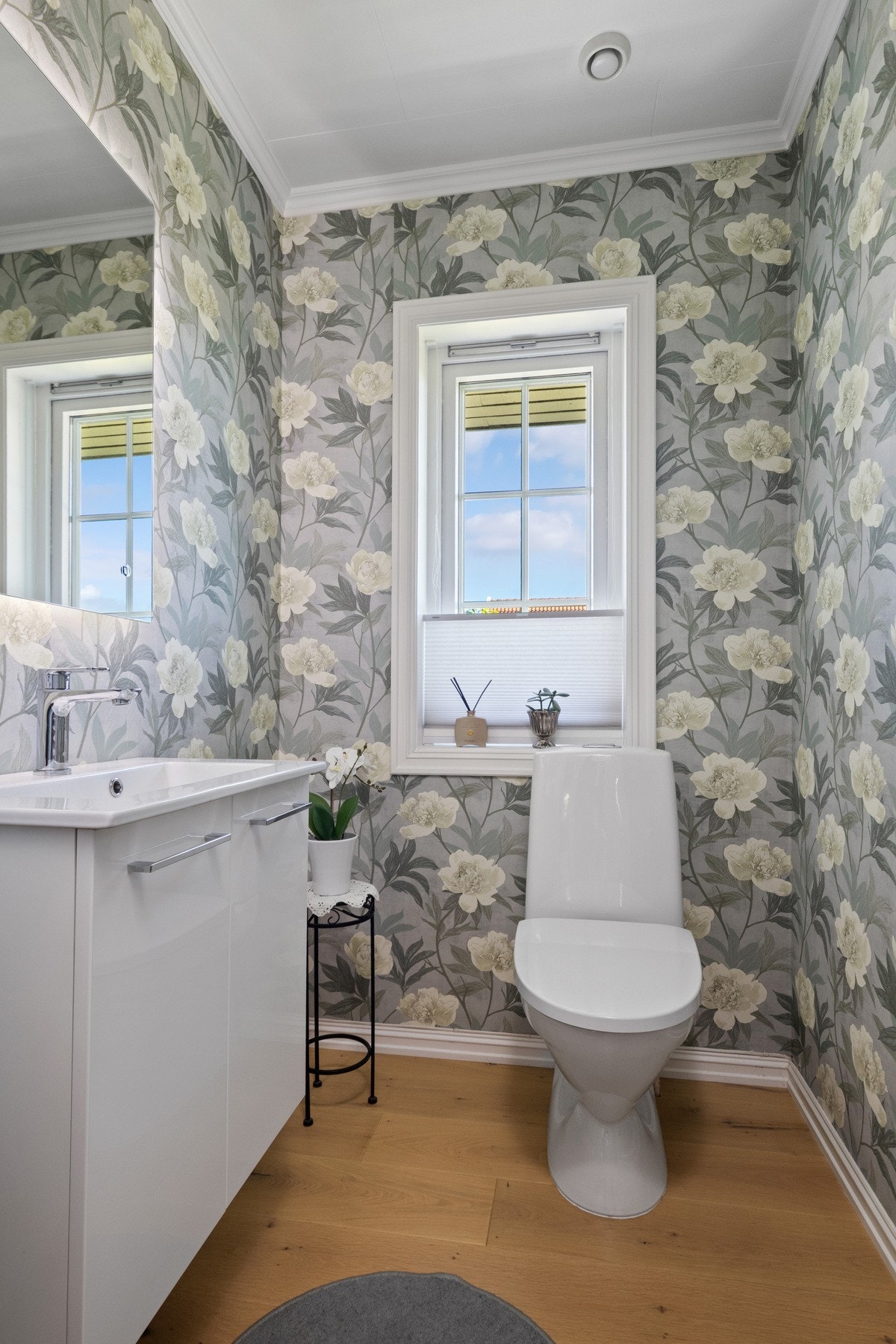 Eget toalettrom med innredning med servant Galleribilde