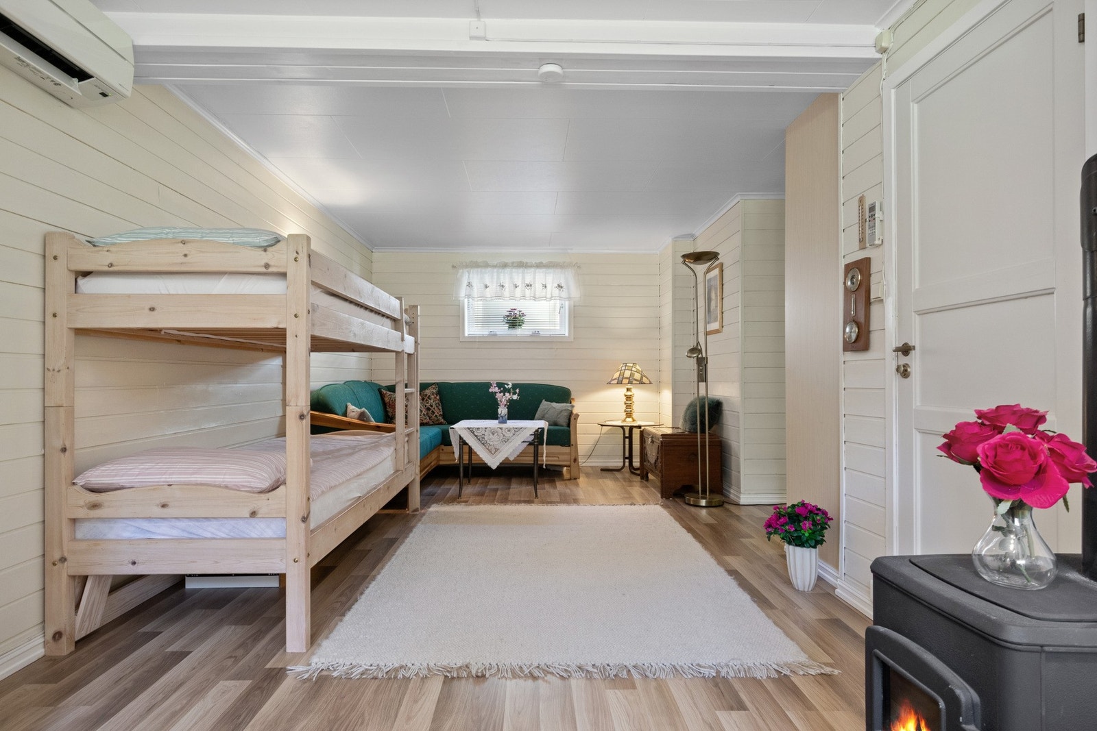 Her er det både peisovn og varmepumpe Galleribilde