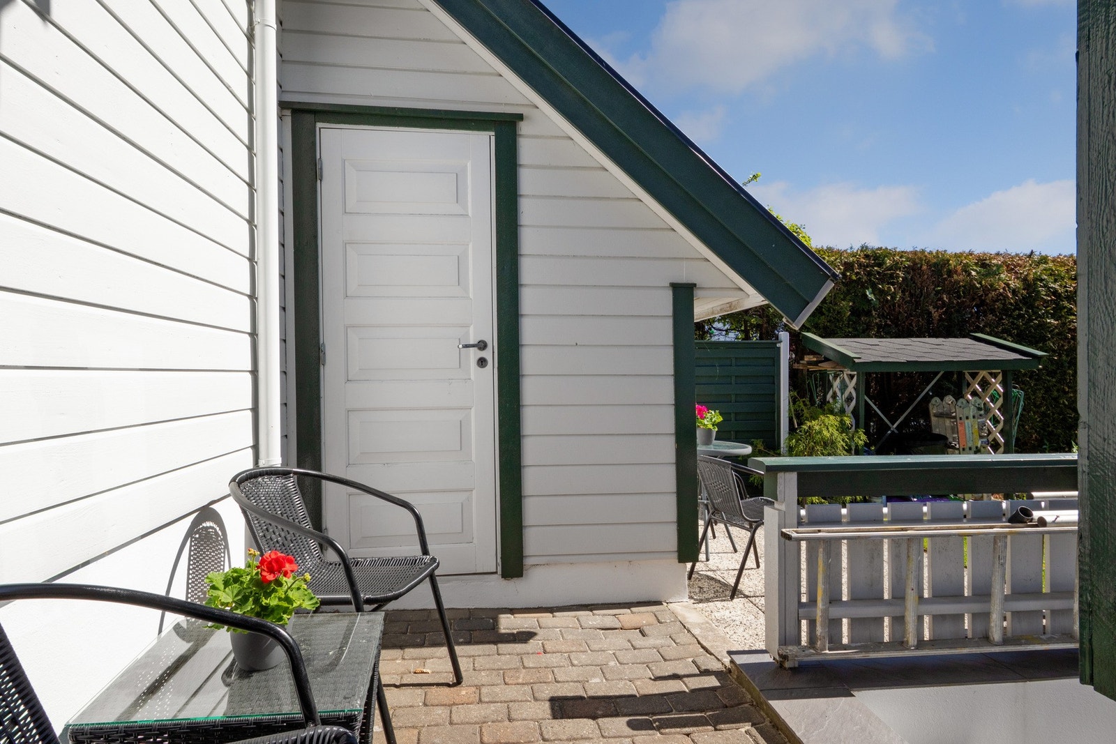 Praktisk utvendig bod i tilknytning til garasjen Galleribilde