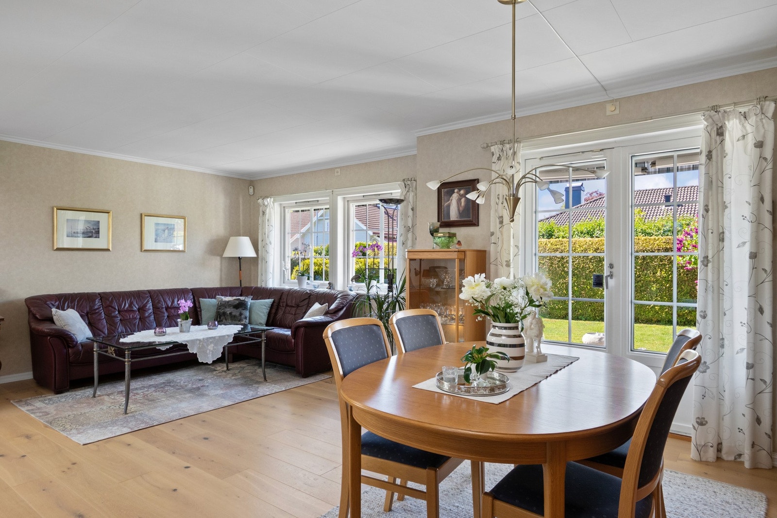 Romslig lys stue i vinkel løsning med fleksible innredningsmuligheter Galleribilde