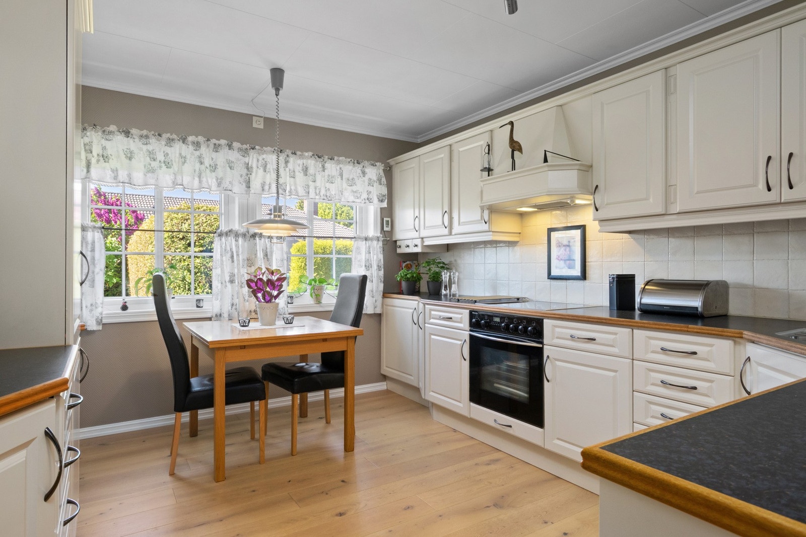 Koselig avdelt kjøkken med innredning fra Mørekjøkken - rikelig med skap og benkeplass Galleribilde