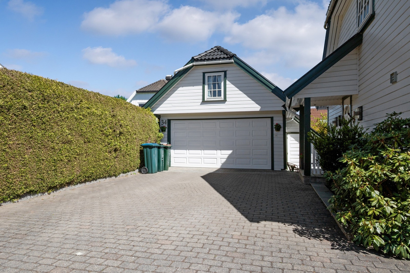 Garasje med gulvet loft og tilliggende bod - også gode parkeringsmuligheter i steinlagt gårdsplass Galleribilde