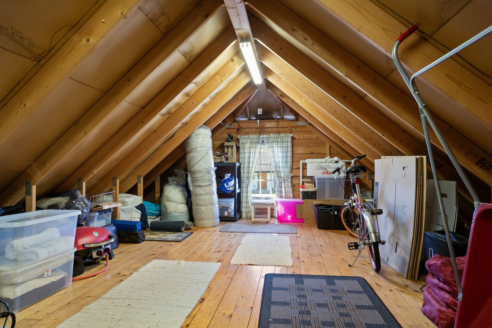 Loft i garasjen med adkomst via fast trapp Galleribilde