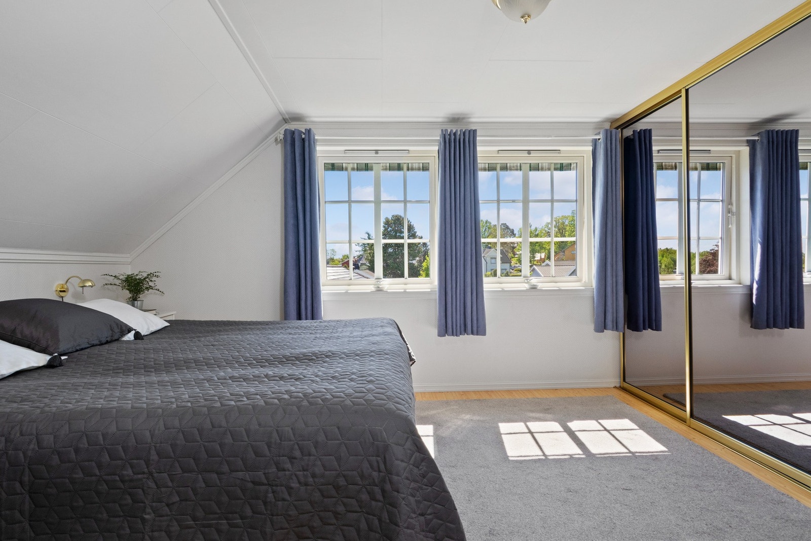 Stort hovedsoverom med skyvedørsgarderobe Galleribilde