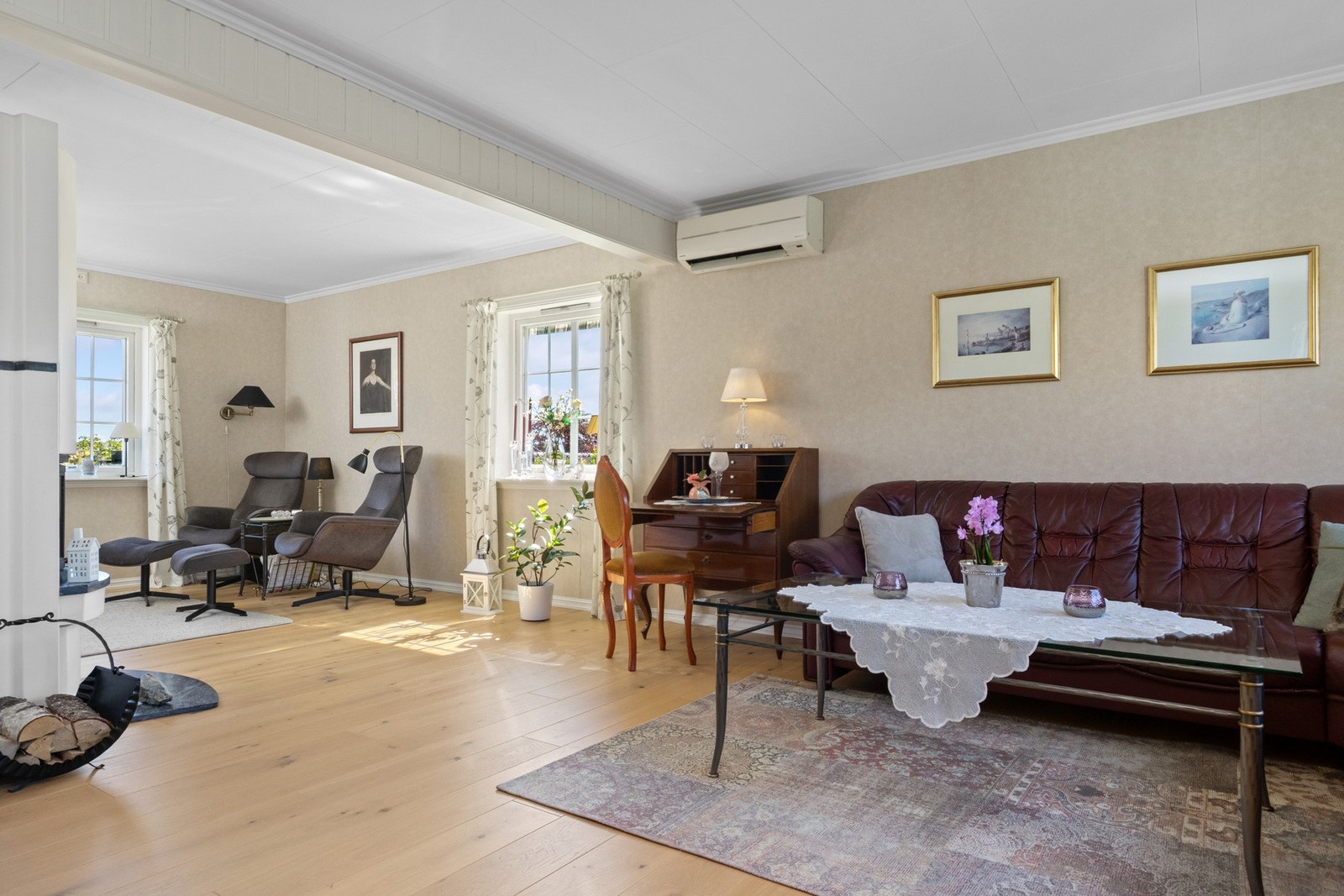 Stuen har både peisovn og varmepumpe Galleribilde