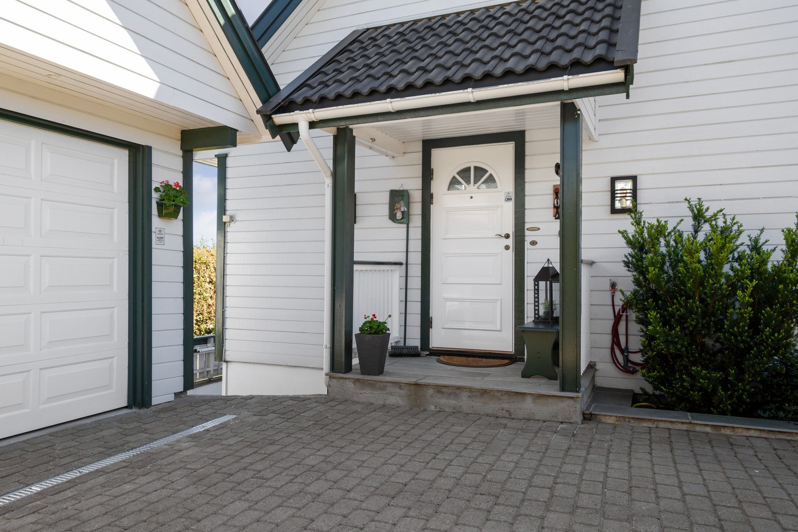 Overbygget hyggelig inngangsparti Galleribilde