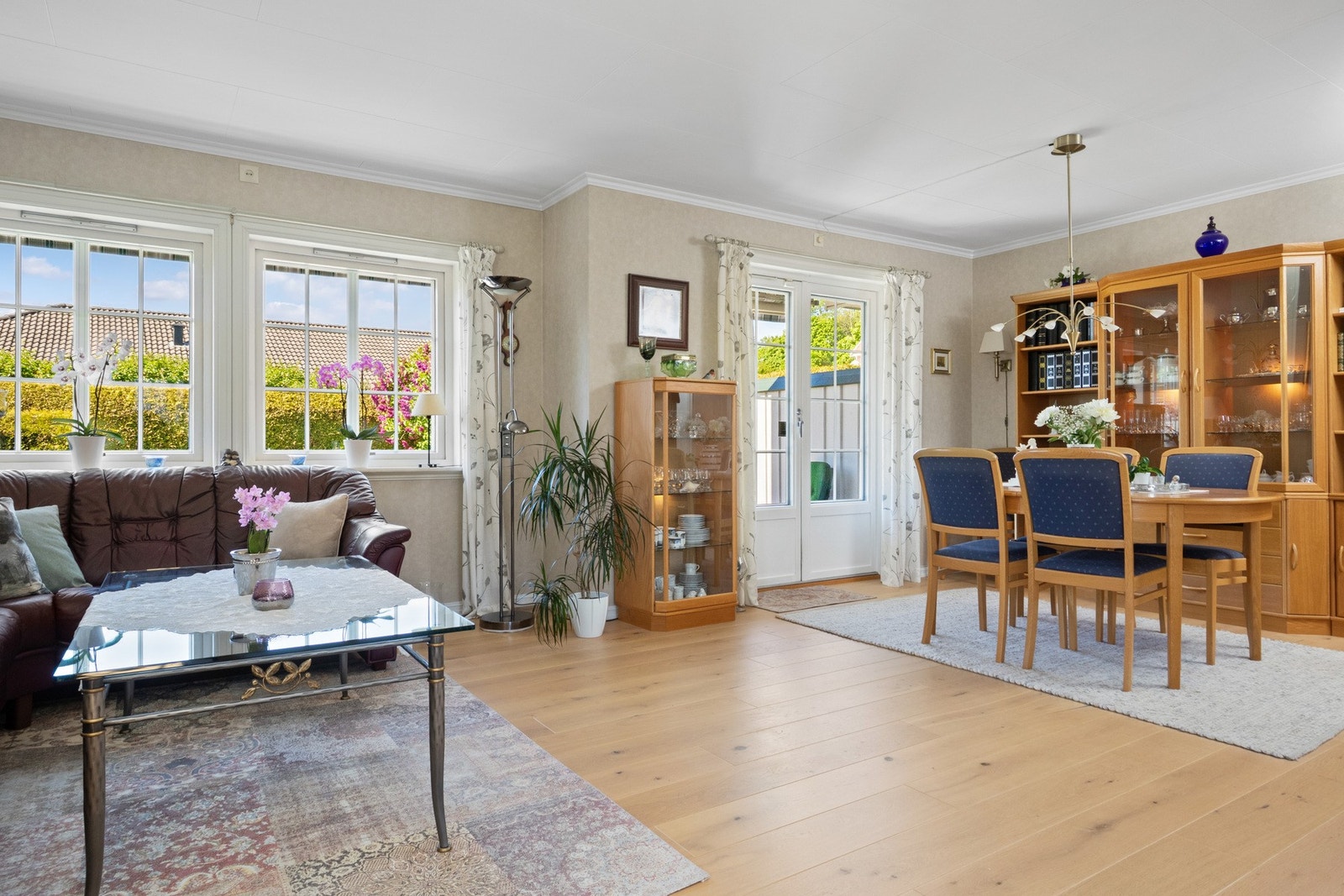 Stuen har utgang til solrik usjenert terrasseplatting mot sørvest Galleribilde