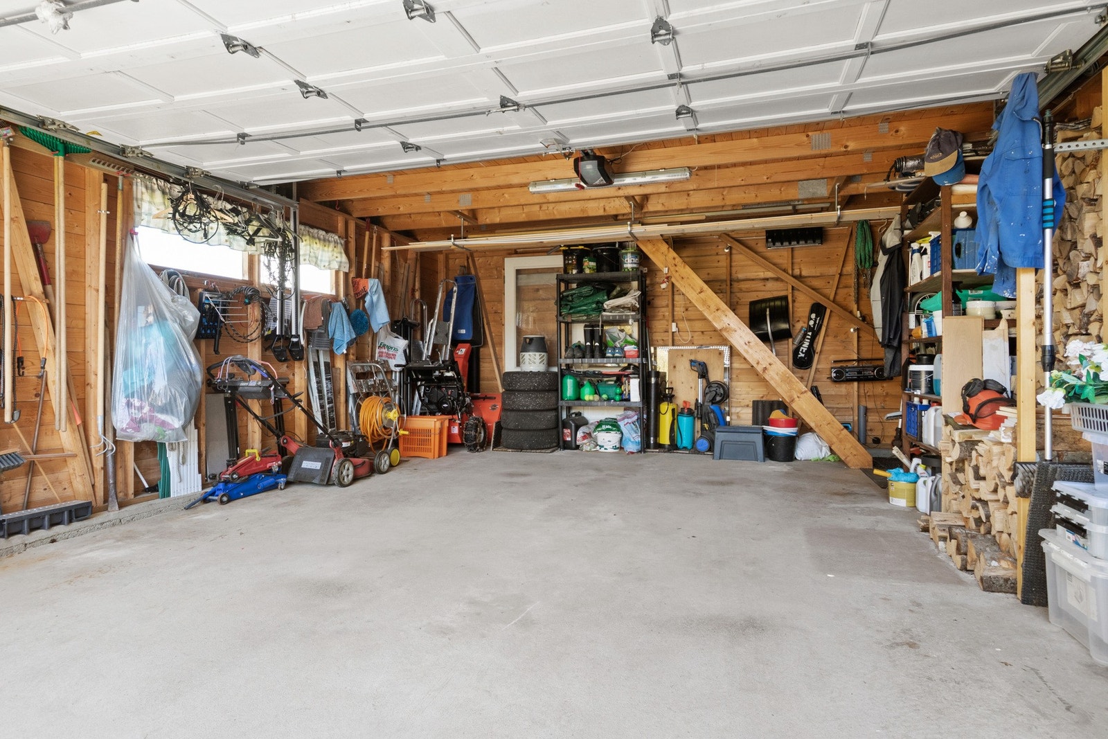 Elektrisk portåpner og fast trapp opp til loftet. Galleribilde