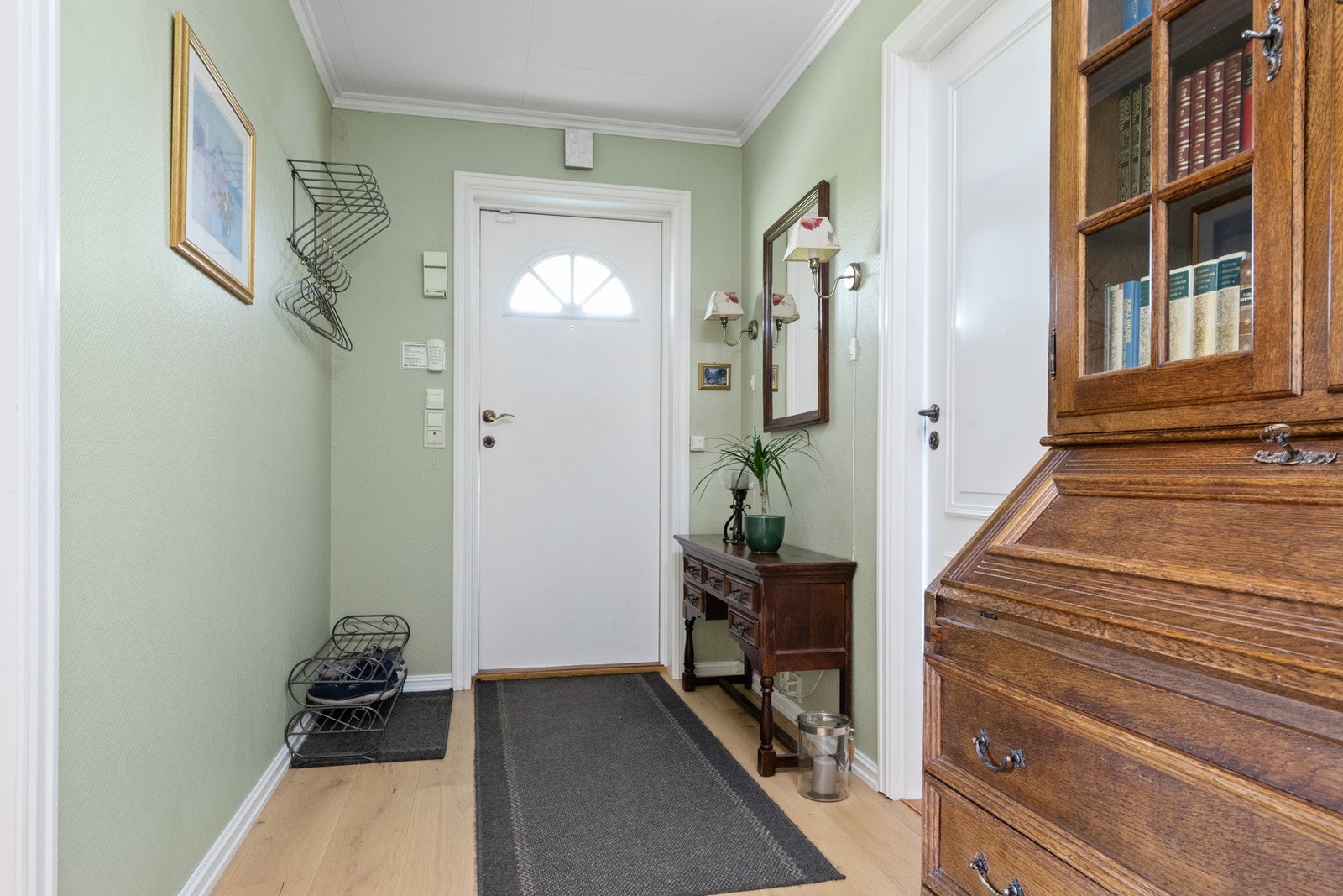 Gang sett mot inngangsparti Galleribilde