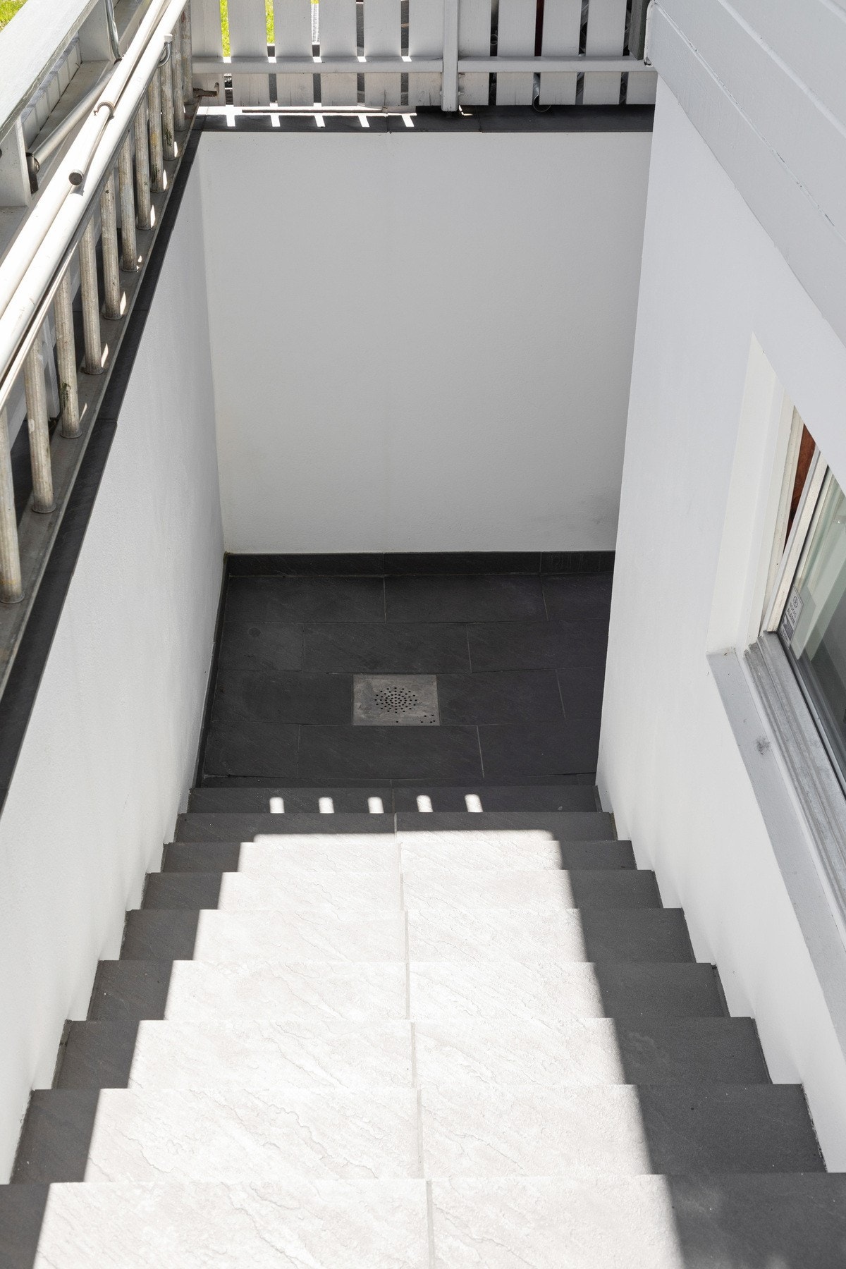 Utvendig adkomst inn til underetasjen Galleribilde