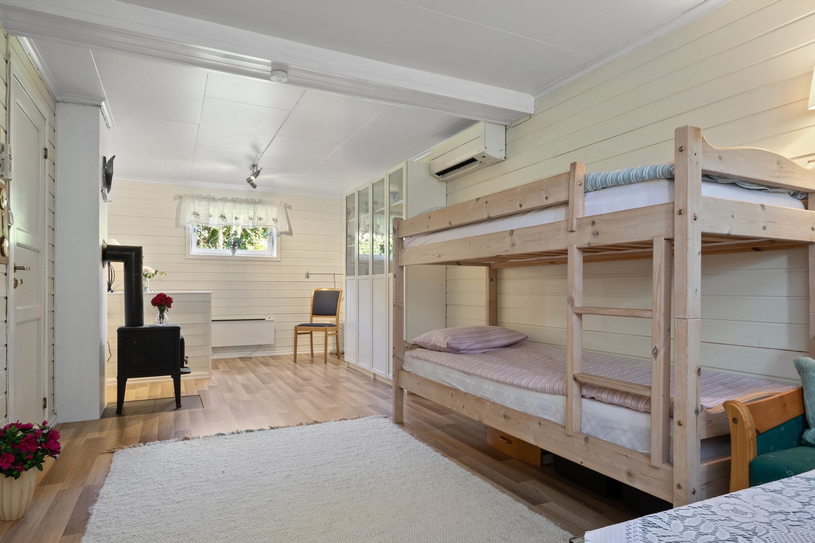 Etasjen er innredet med 2 stuer med hybelkjøkken, flislagt bad og gangareale med utgang ut. Galleribilde