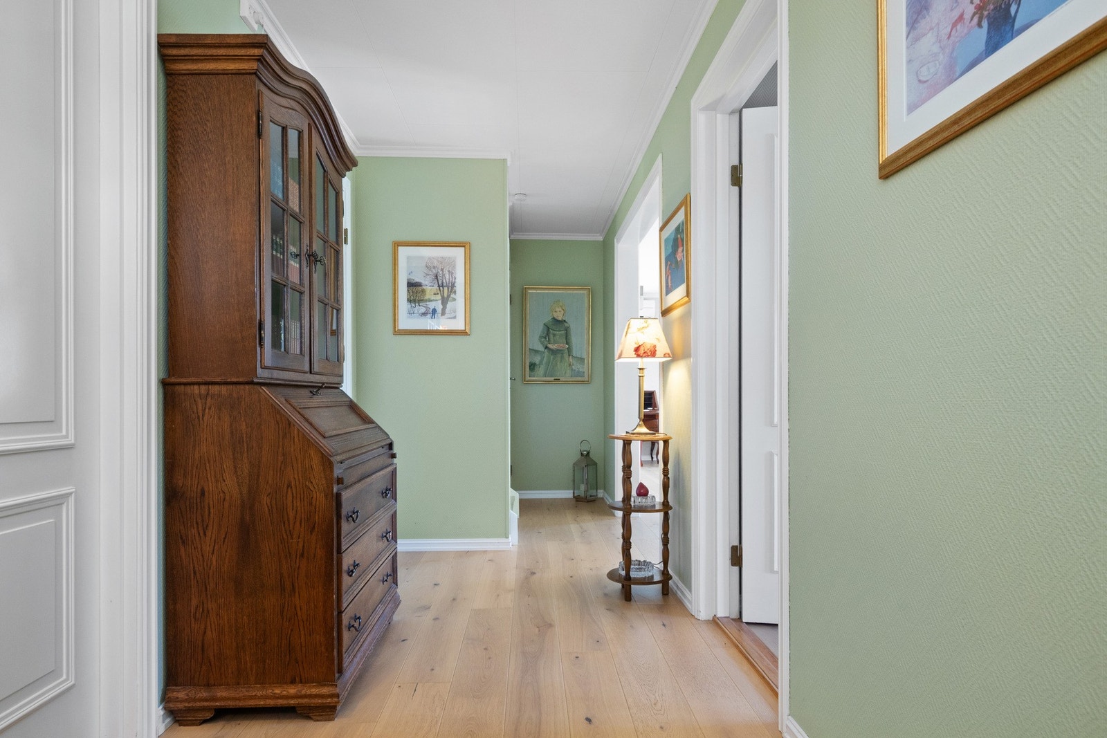 Her sett inn mot bl.a. kjøkken og stue Galleribilde