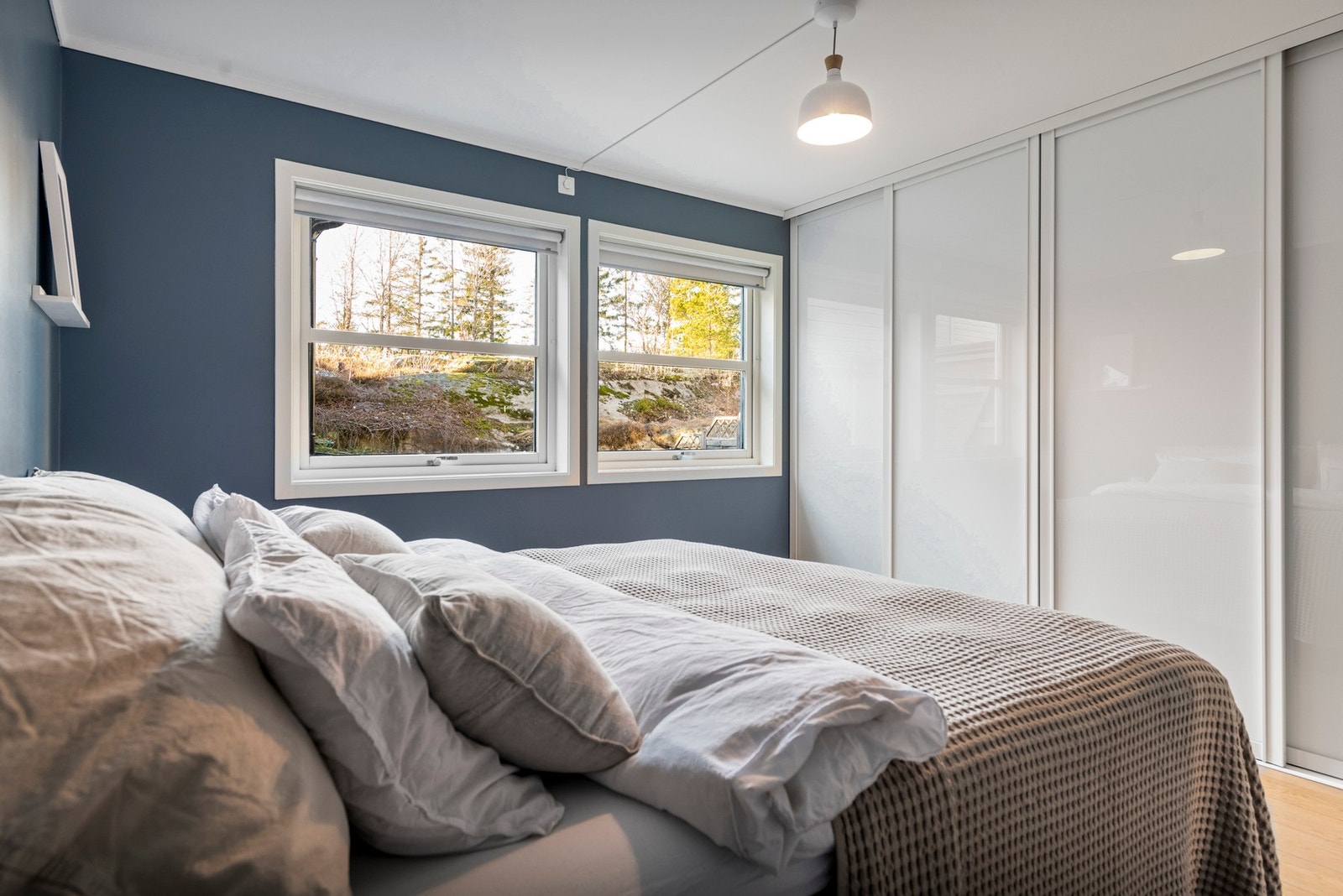 Innredet med romslig skyvedørsgarderobe Galleribilde