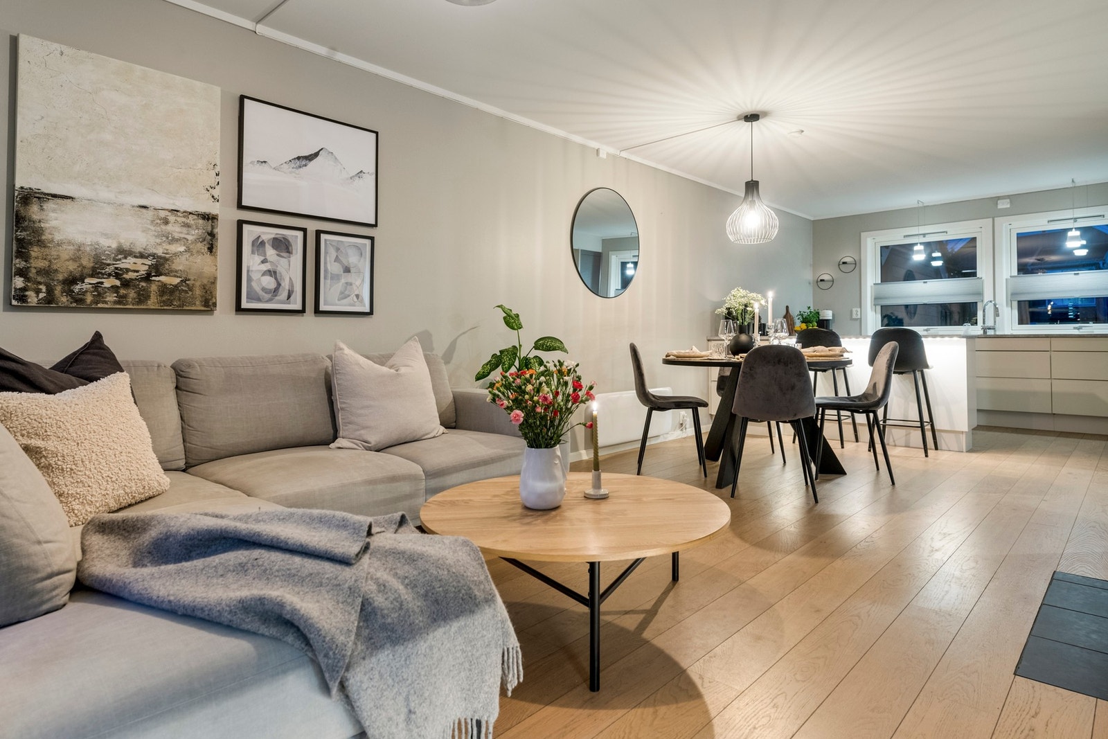 Videre inn mot stue, nytt moderne bad og 2 soverom Galleribilde