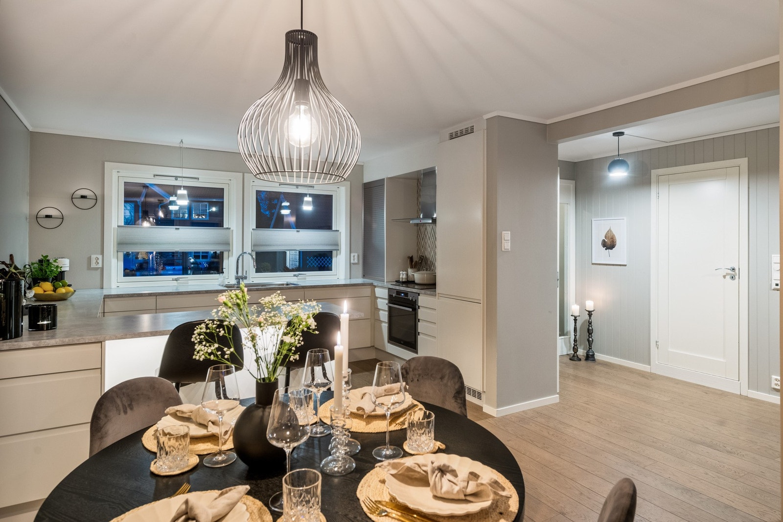 Leiligheten er lyst og moderne innredet og holder en god standard! Galleribilde