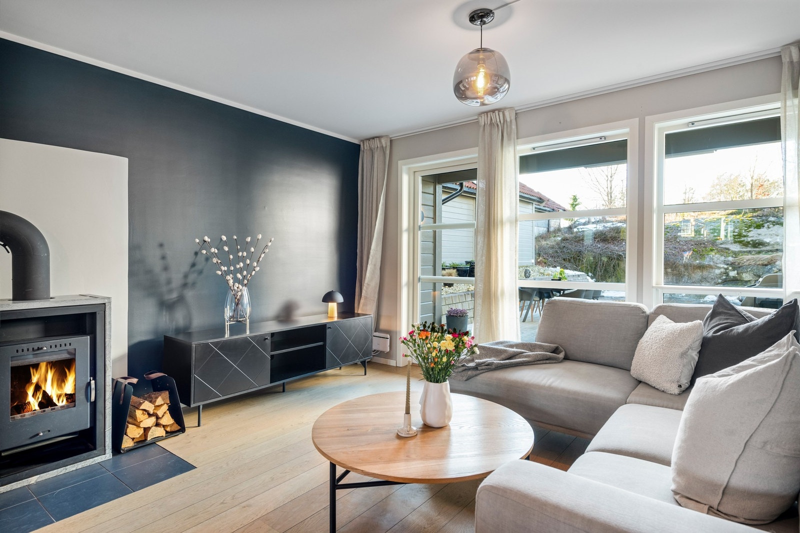 Med hyggelig sone for sofagruppe foran peisen Galleribilde