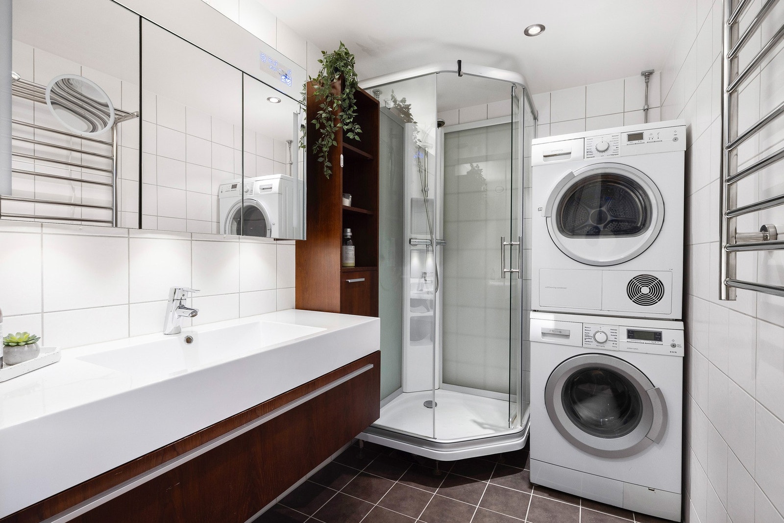 Badet ble renovert i 2011 og fremstår pent med fliser på både gulv og vegger. Det er varmekabler i gulvet for ekstra komfort, og innredningen består av servant, dusjkabinett og opplegg for vaskemaskin. Galleribilde