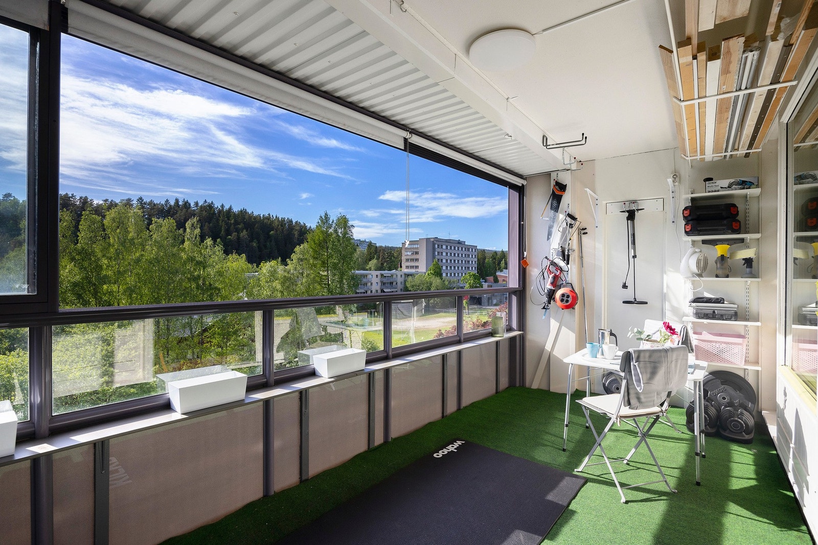 Fra stuen er det utgang til en stor og lun balkong. Galleribilde