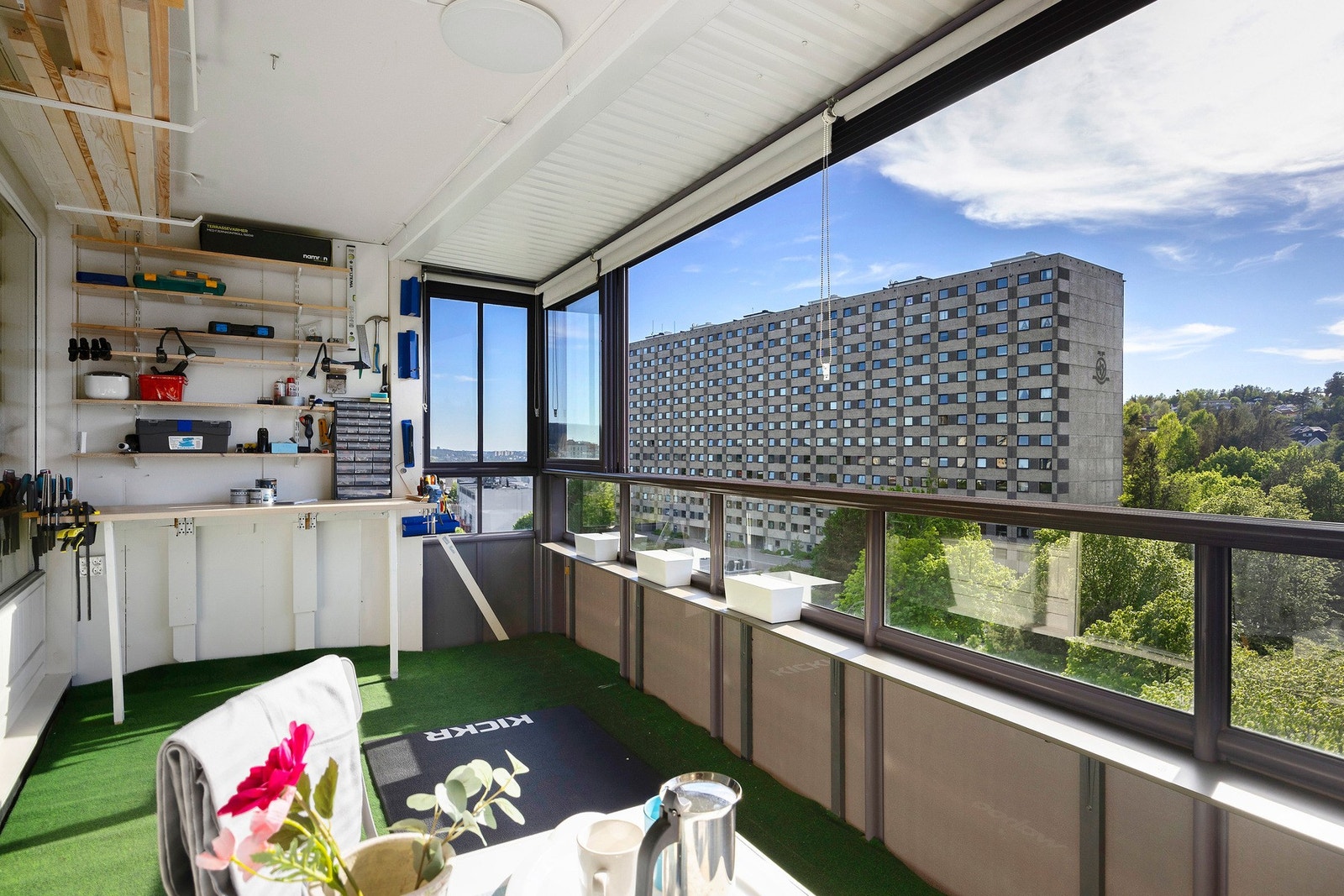 Den innglassede balkongen på 13 m² vender vestover og byr på fine solforhold og utsikt. Galleribilde