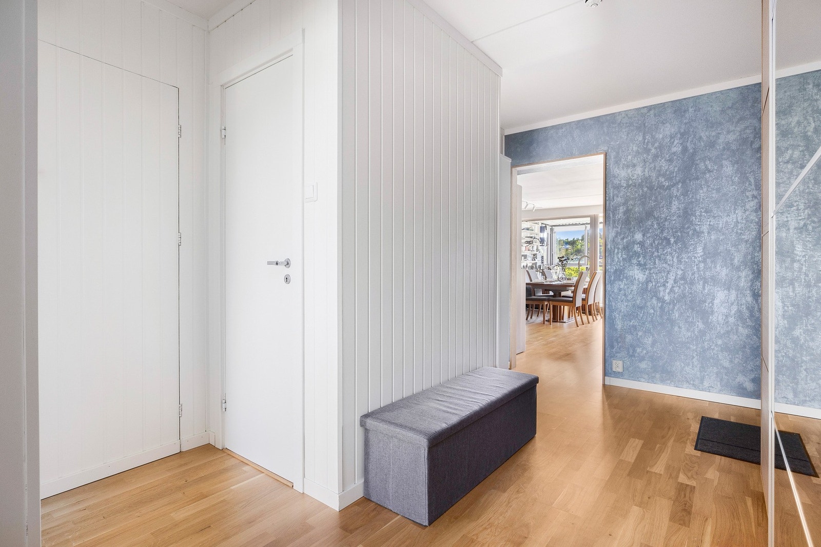 Gangen er et naturlig knutepunkt til boligens øvrige rom. Her følger det en innvendig bod i tilknytning til gangen - perfekt for ekstra lagring. Galleribilde